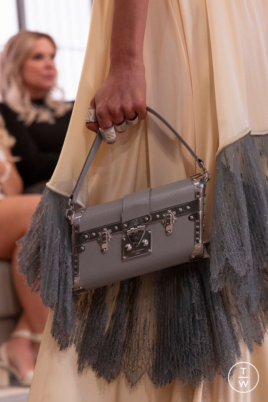 Fashion Week Milan Fall/Winter 2025 look 86 from the Louis Vuitton collection 女装配饰