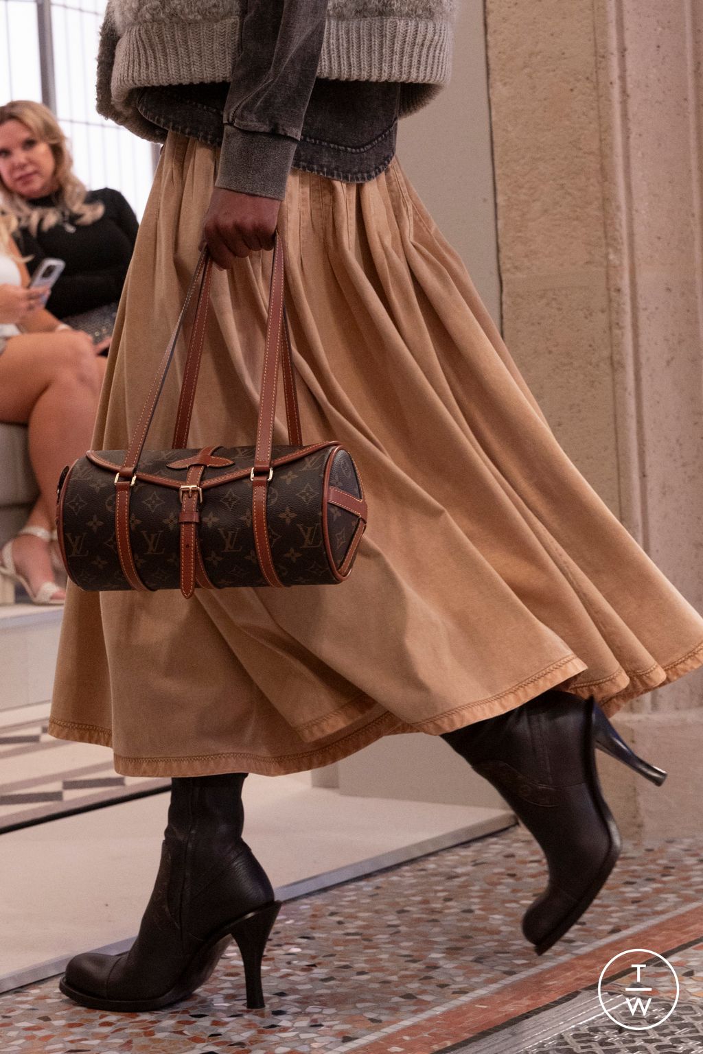 Fashion Week Milan Fall/Winter 2025 look 87 from the Louis Vuitton collection 女装配饰
