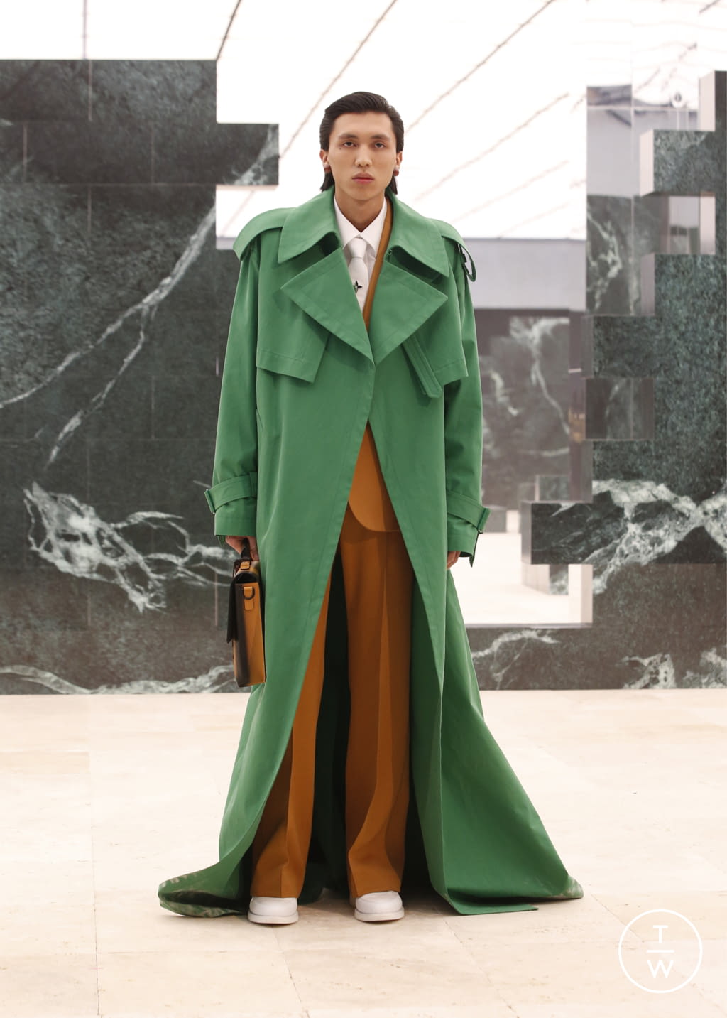 Fashion Week Paris Fall/Winter 2021 look 24 from the Louis Vuitton collection 男装