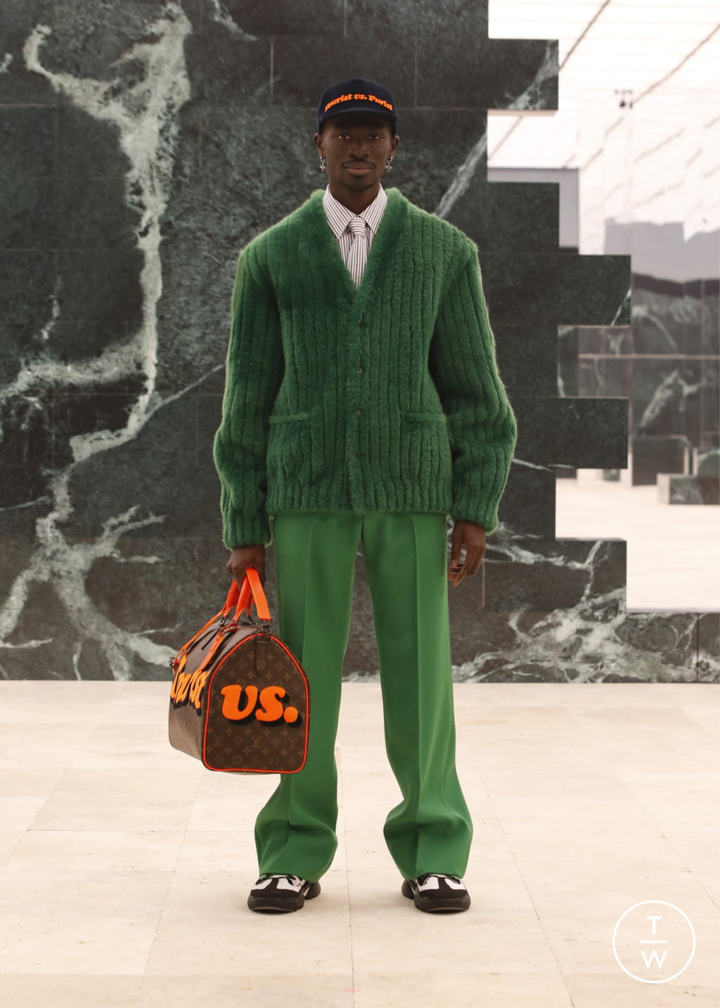 Fashion Week Paris Fall/Winter 2021 look 32 from the Louis Vuitton collection 男装