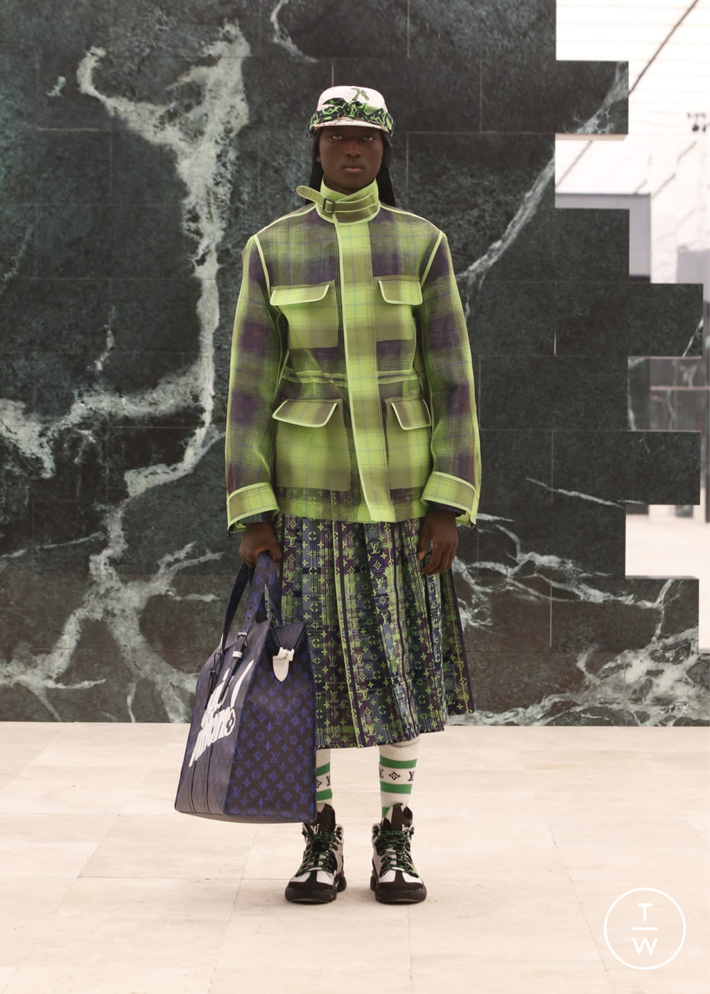 Fashion Week Paris Fall/Winter 2021 look 33 from the Louis Vuitton collection 男装