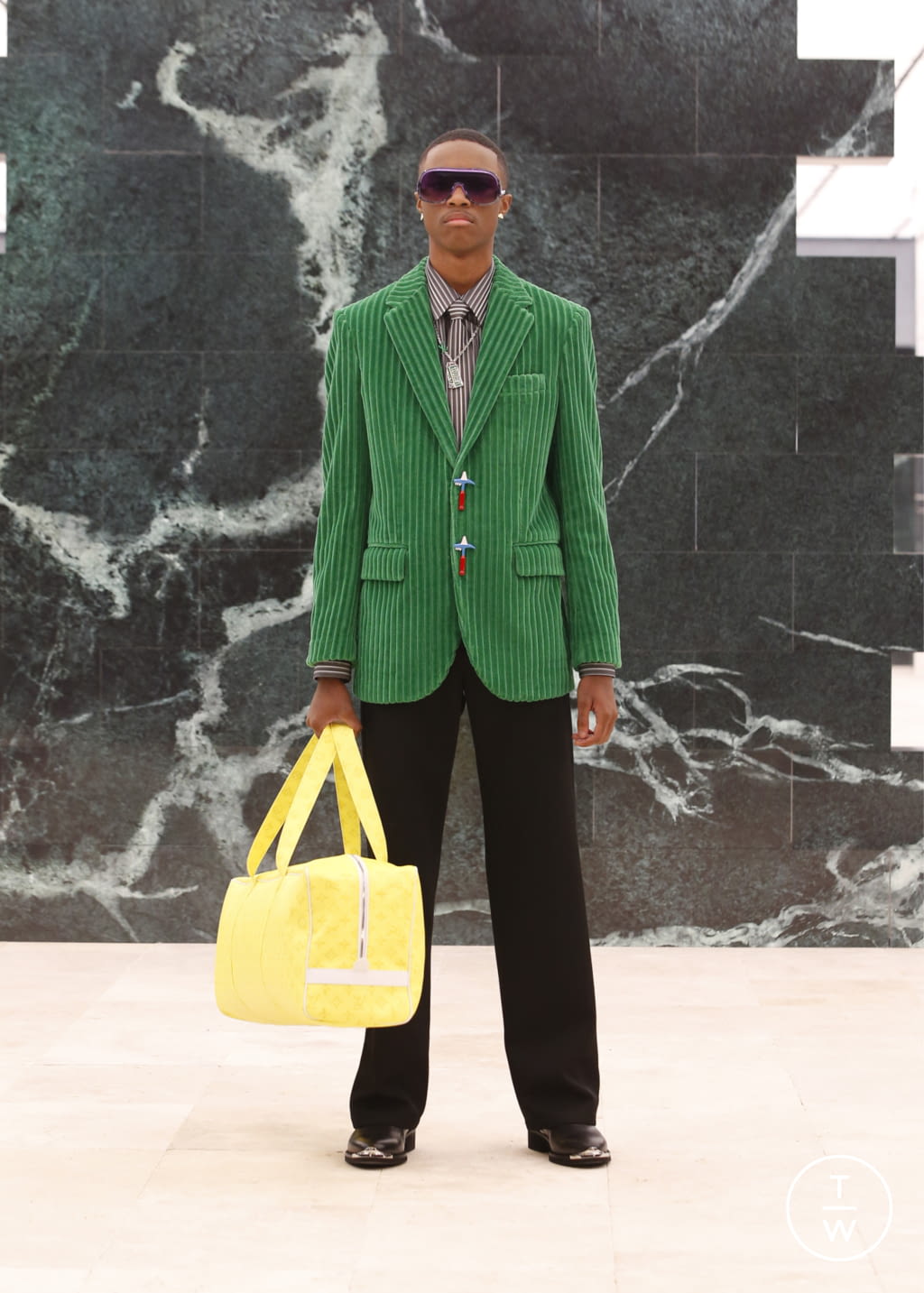 Fashion Week Paris Fall/Winter 2021 look 34 from the Louis Vuitton collection 男装