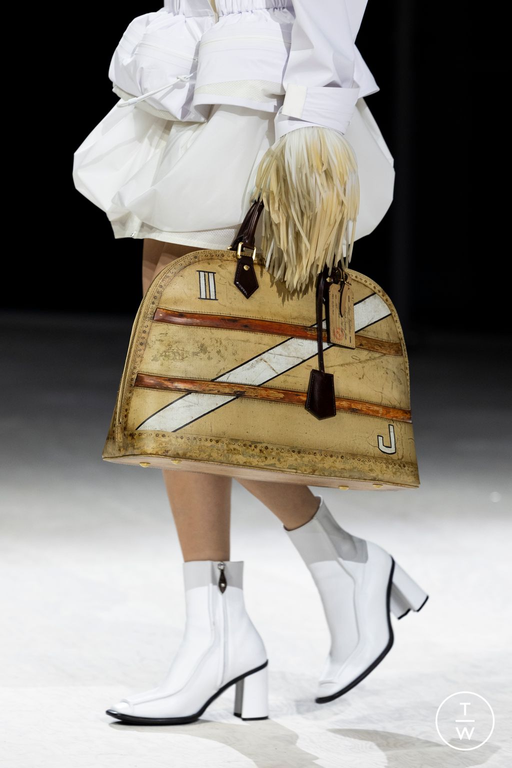 Fashion Week Paris Fall/Winter 2024 look 1 from the Louis Vuitton collection womenswear accessories