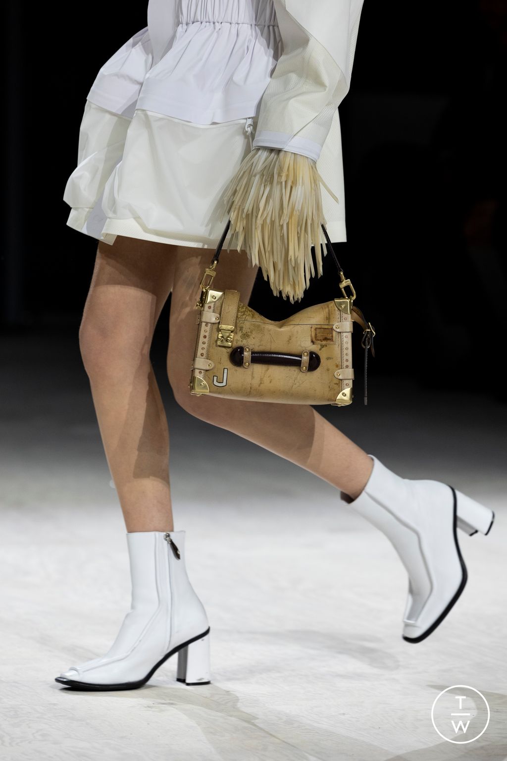 Fashion Week Paris Fall/Winter 2024 look 2 from the Louis Vuitton collection womenswear accessories