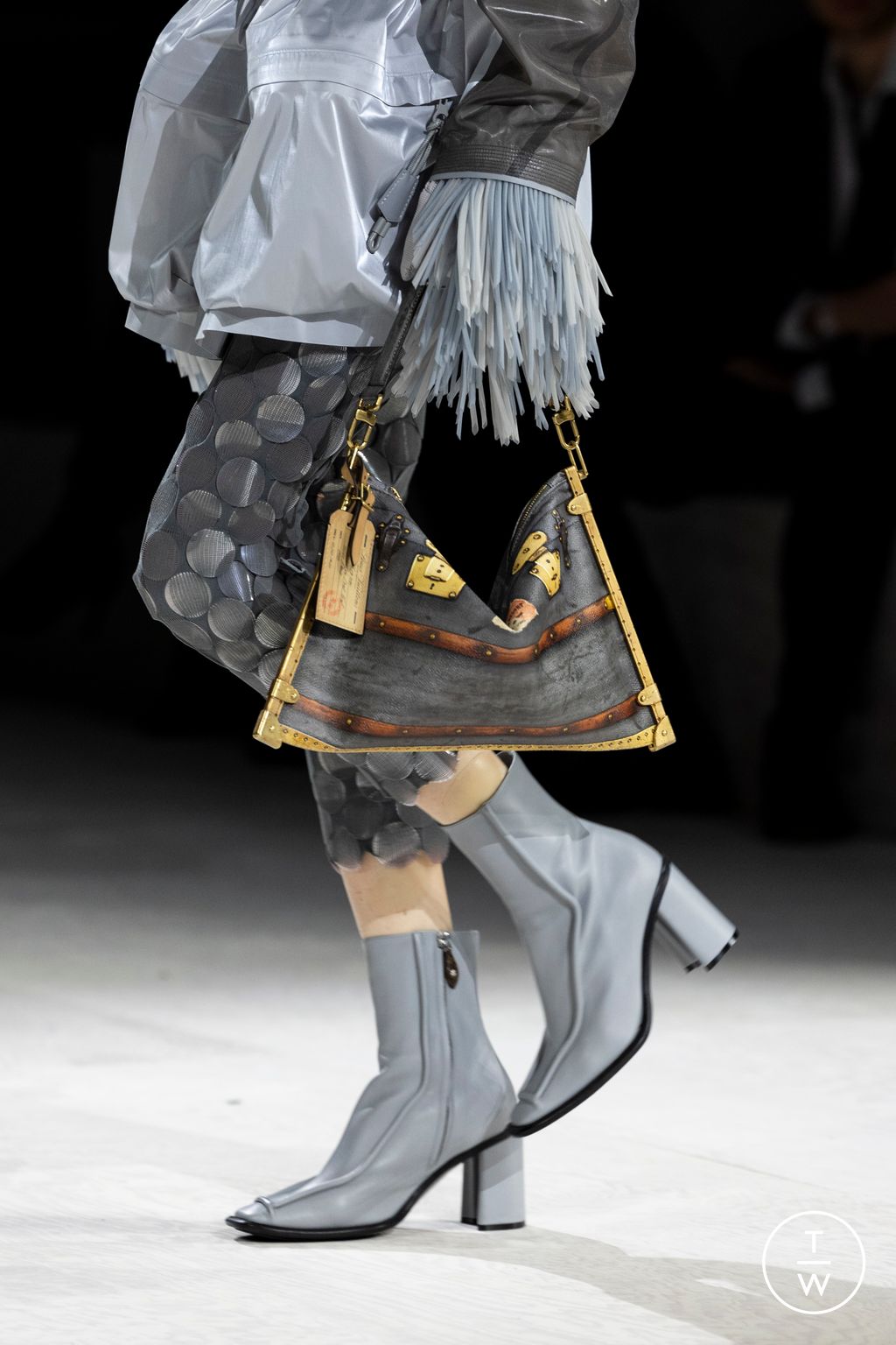 Fashion Week Paris Fall/Winter 2024 look 4 from the Louis Vuitton collection womenswear accessories