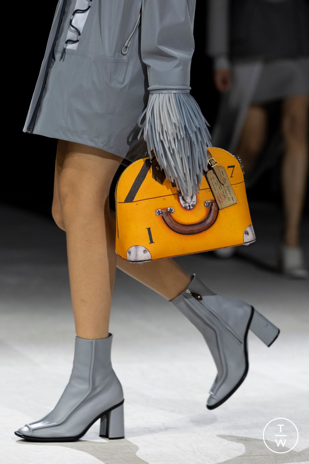 Fashion Week Paris Fall/Winter 2024 look 5 from the Louis Vuitton collection womenswear accessories