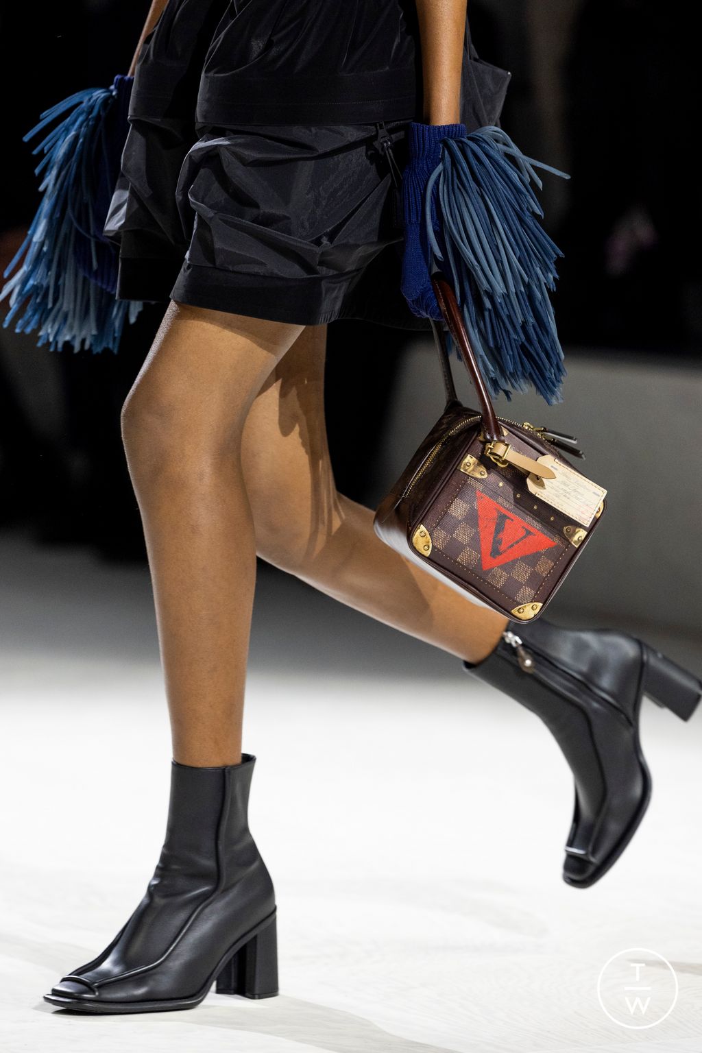 Fashion Week Paris Fall/Winter 2024 look 8 from the Louis Vuitton collection womenswear accessories