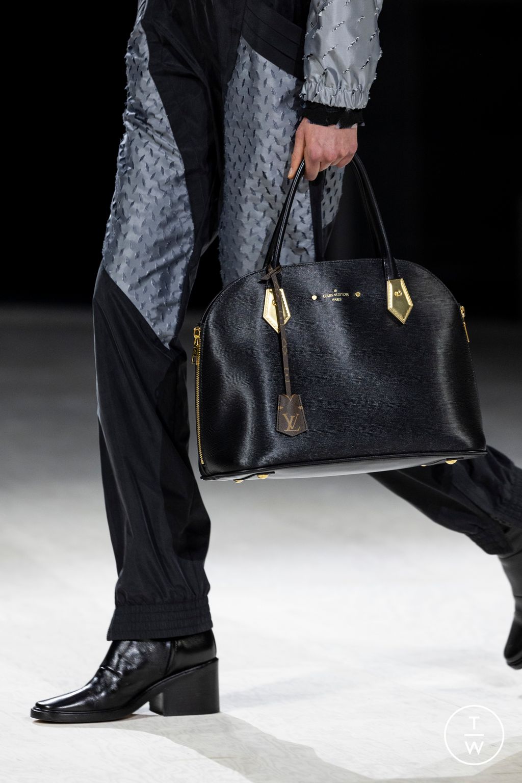 Fashion Week Paris Fall/Winter 2024 look 10 de la collection Louis Vuitton womenswear accessories