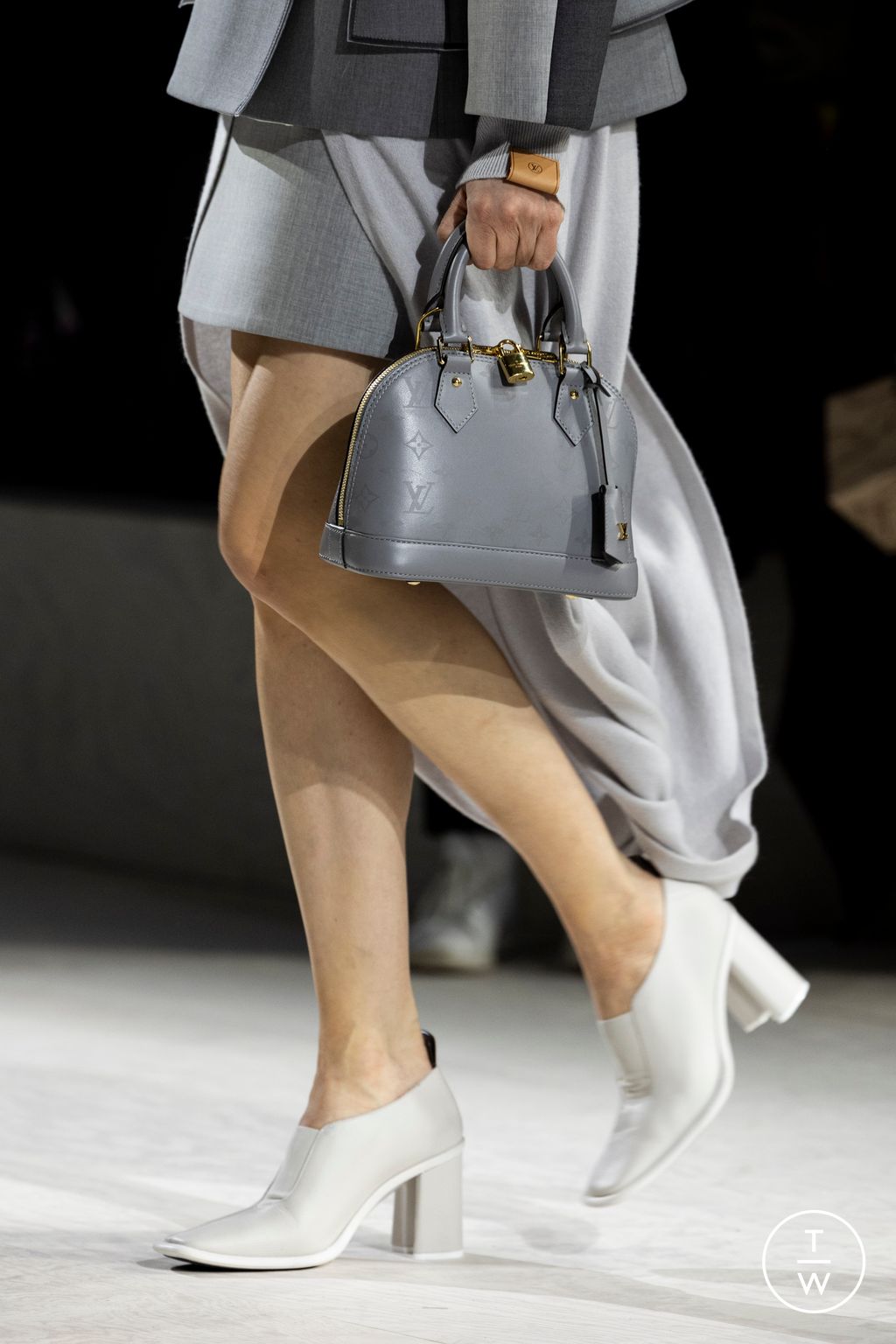 Fashion Week Paris Fall/Winter 2024 look 11 de la collection Louis Vuitton womenswear accessories