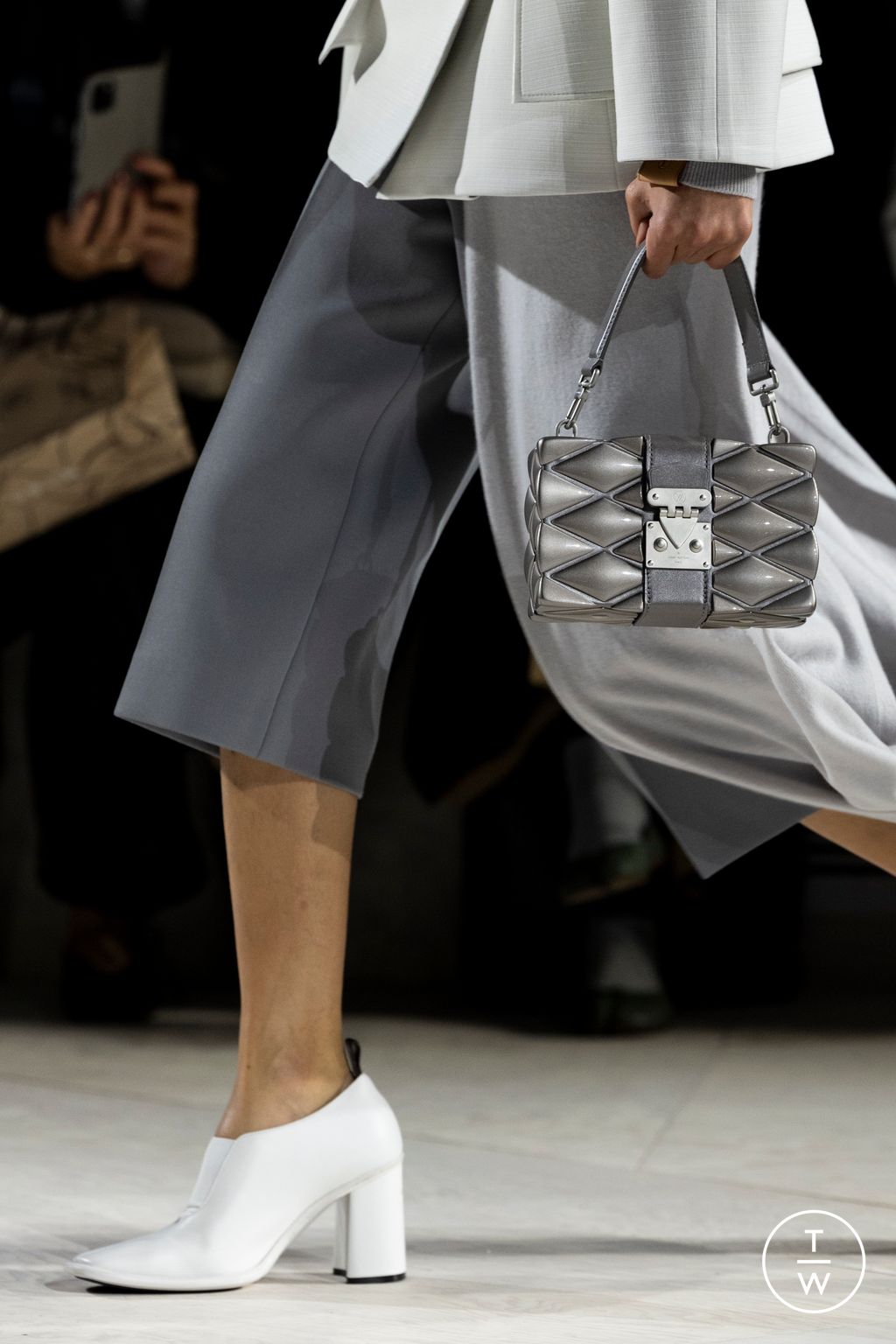 Fashion Week Paris Fall/Winter 2024 look 12 de la collection Louis Vuitton womenswear accessories