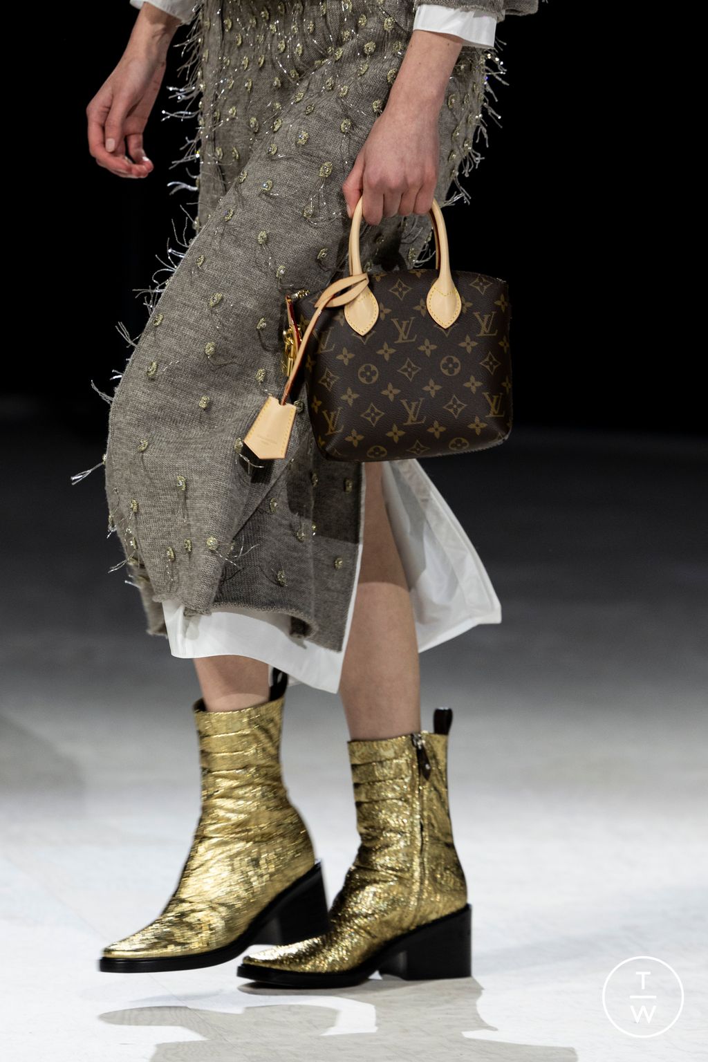 Fashion Week Paris Fall/Winter 2024 look 15 de la collection Louis Vuitton womenswear accessories