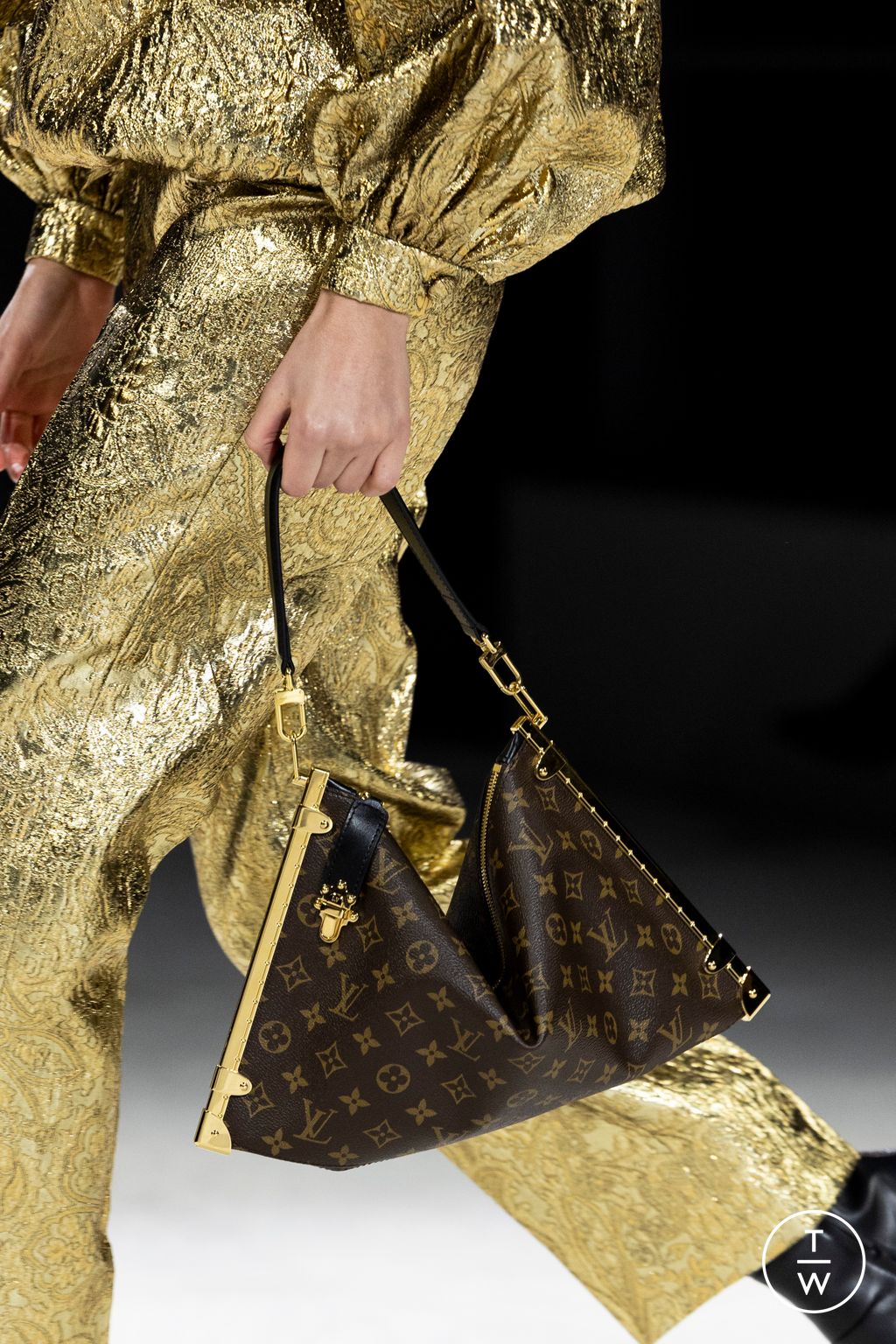 Fashion Week Paris Fall/Winter 2024 look 16 from the Louis Vuitton collection womenswear accessories