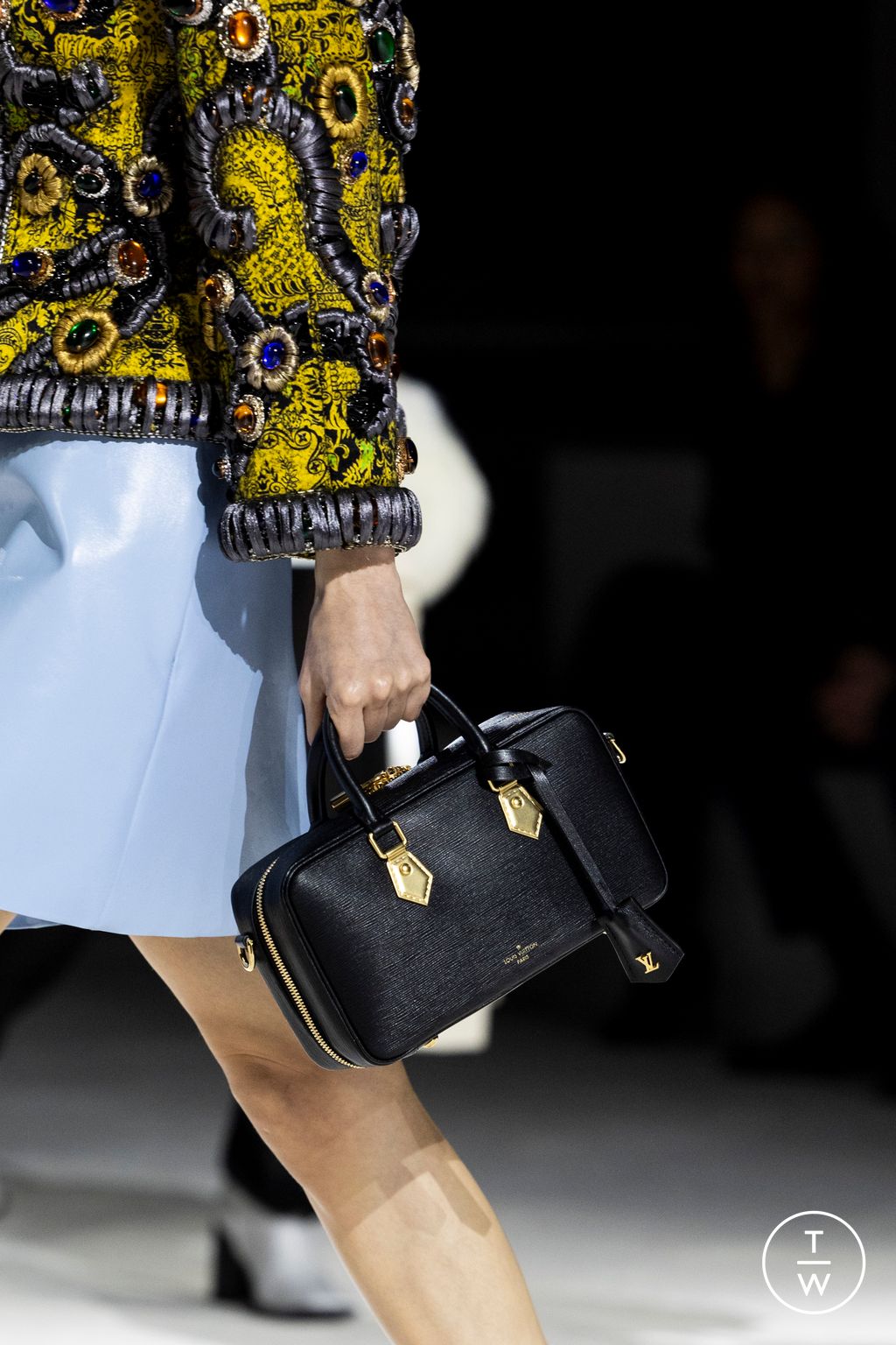 Fashion Week Paris Fall/Winter 2024 look 21 de la collection Louis Vuitton womenswear accessories