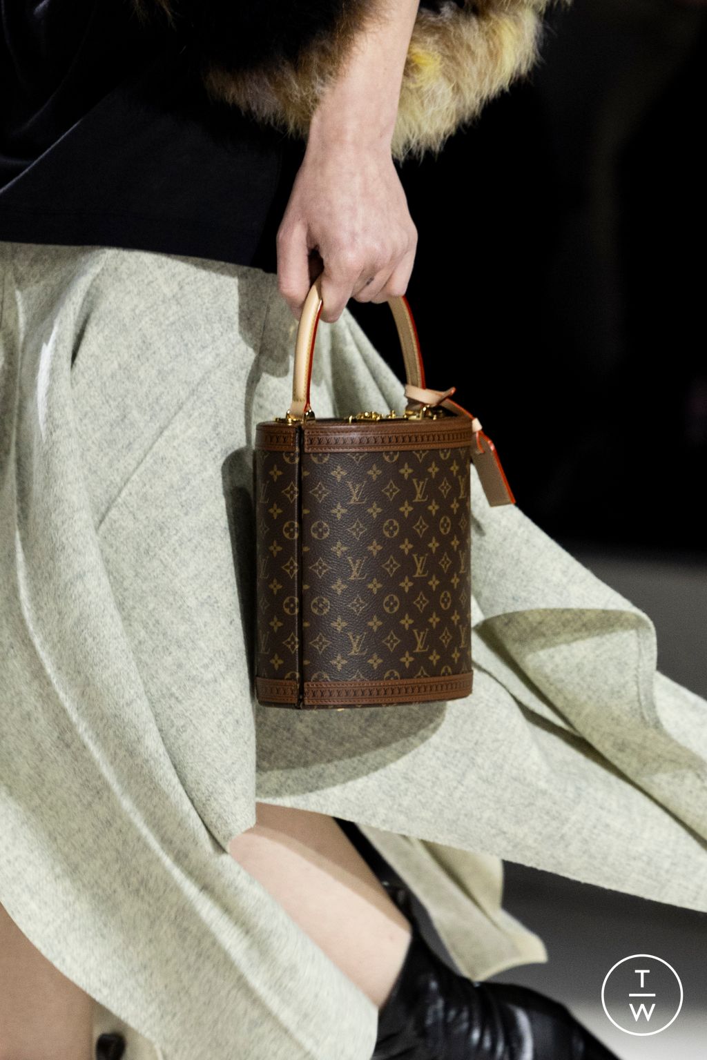 Fashion Week Paris Fall/Winter 2024 look 26 from the Louis Vuitton collection womenswear accessories