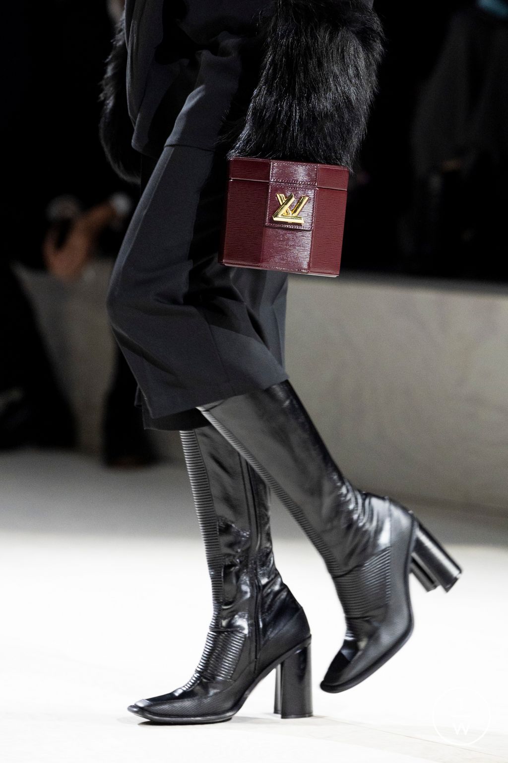 Fashion Week Paris Fall/Winter 2024 look 27 from the Louis Vuitton collection 女装配饰