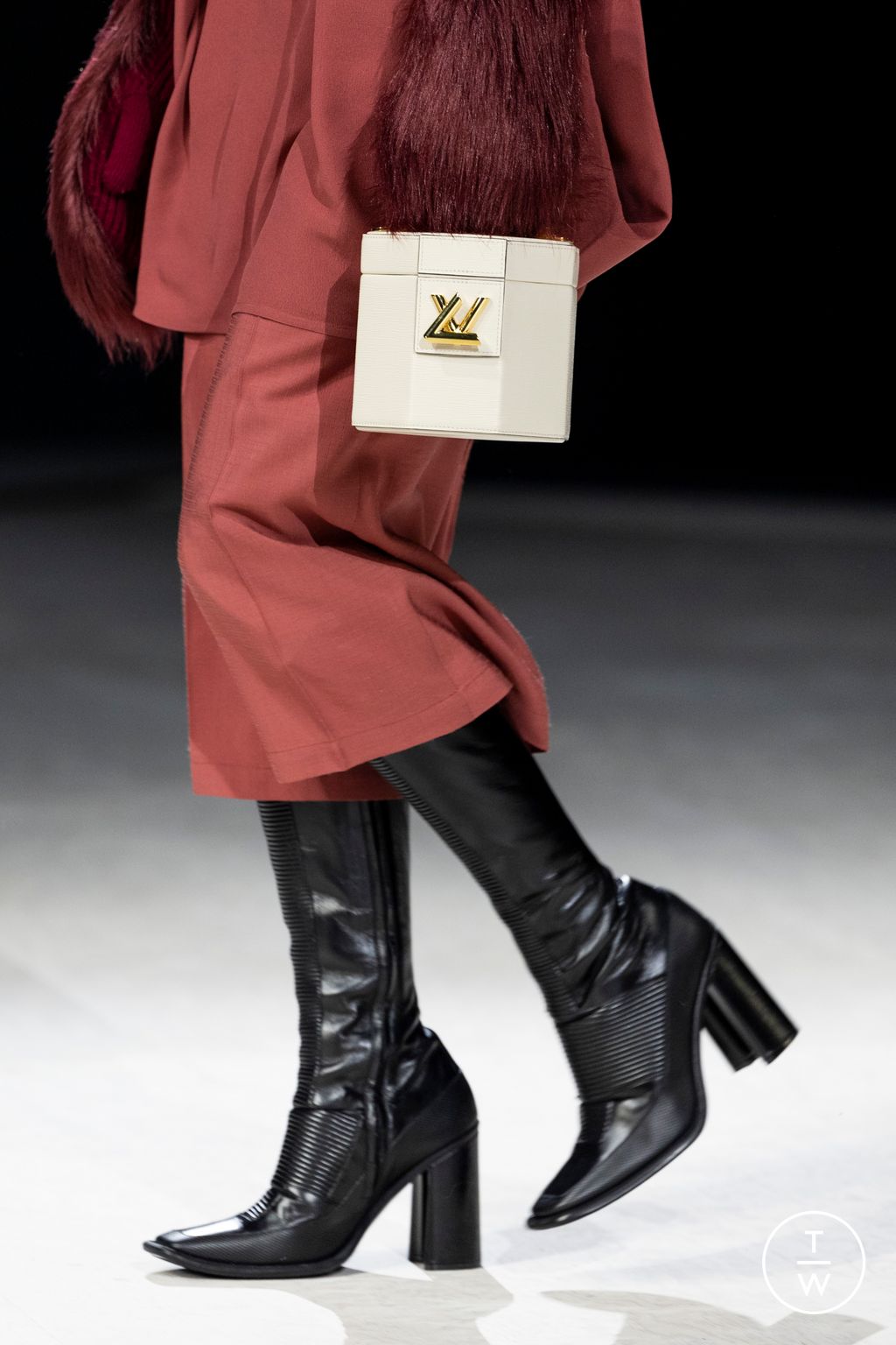 Fashion Week Paris Fall/Winter 2024 look 28 from the Louis Vuitton collection womenswear accessories