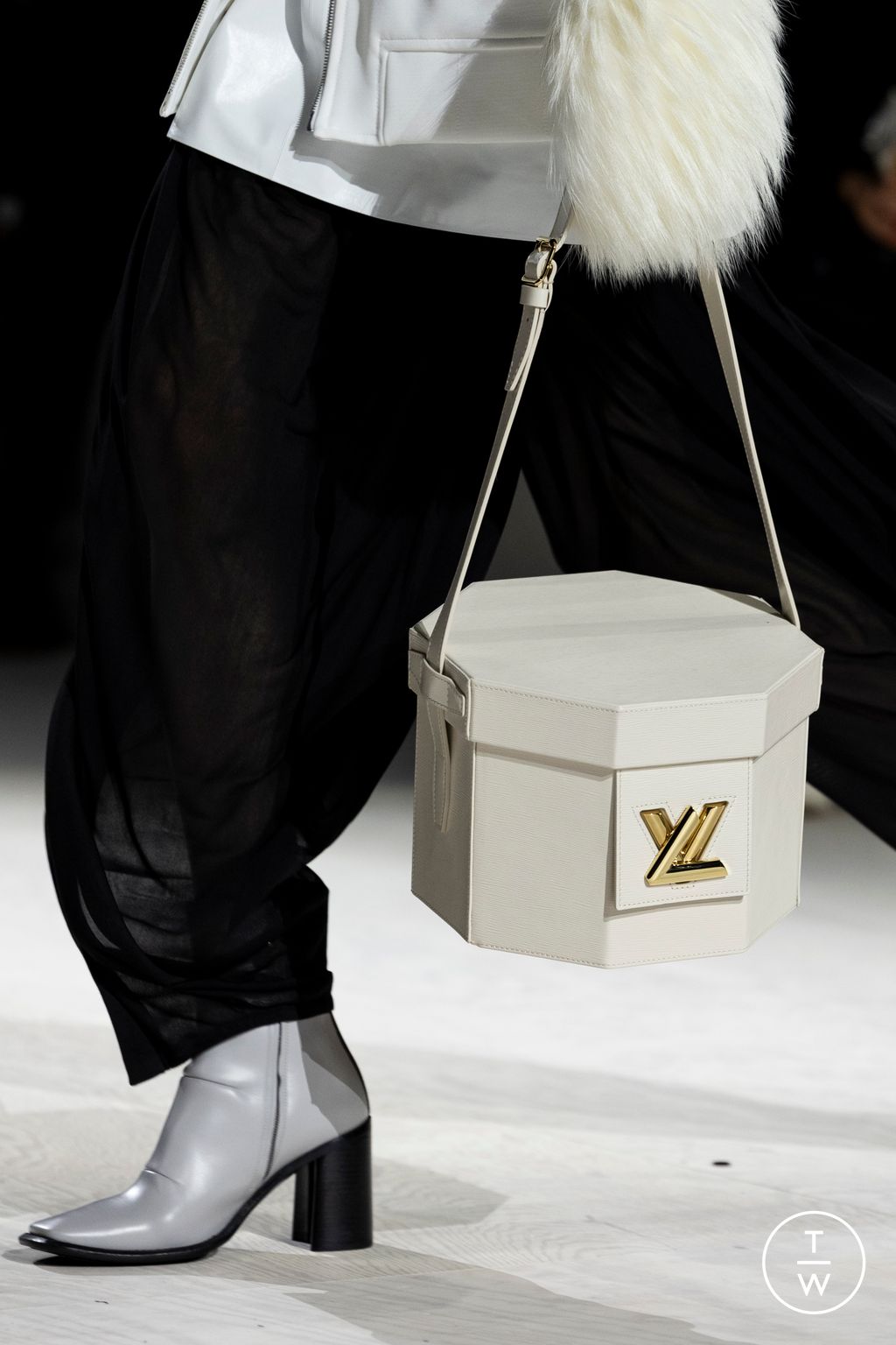 Fashion Week Paris Fall/Winter 2024 look 31 de la collection Louis Vuitton womenswear accessories
