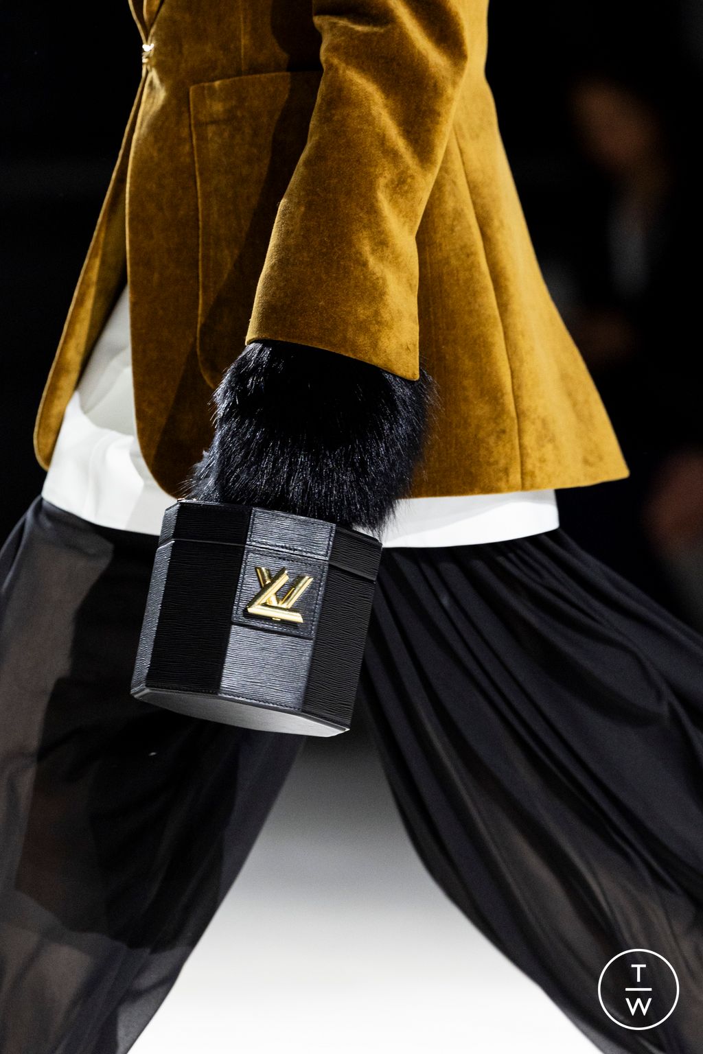Fashion Week Paris Fall/Winter 2024 look 32 de la collection Louis Vuitton womenswear accessories