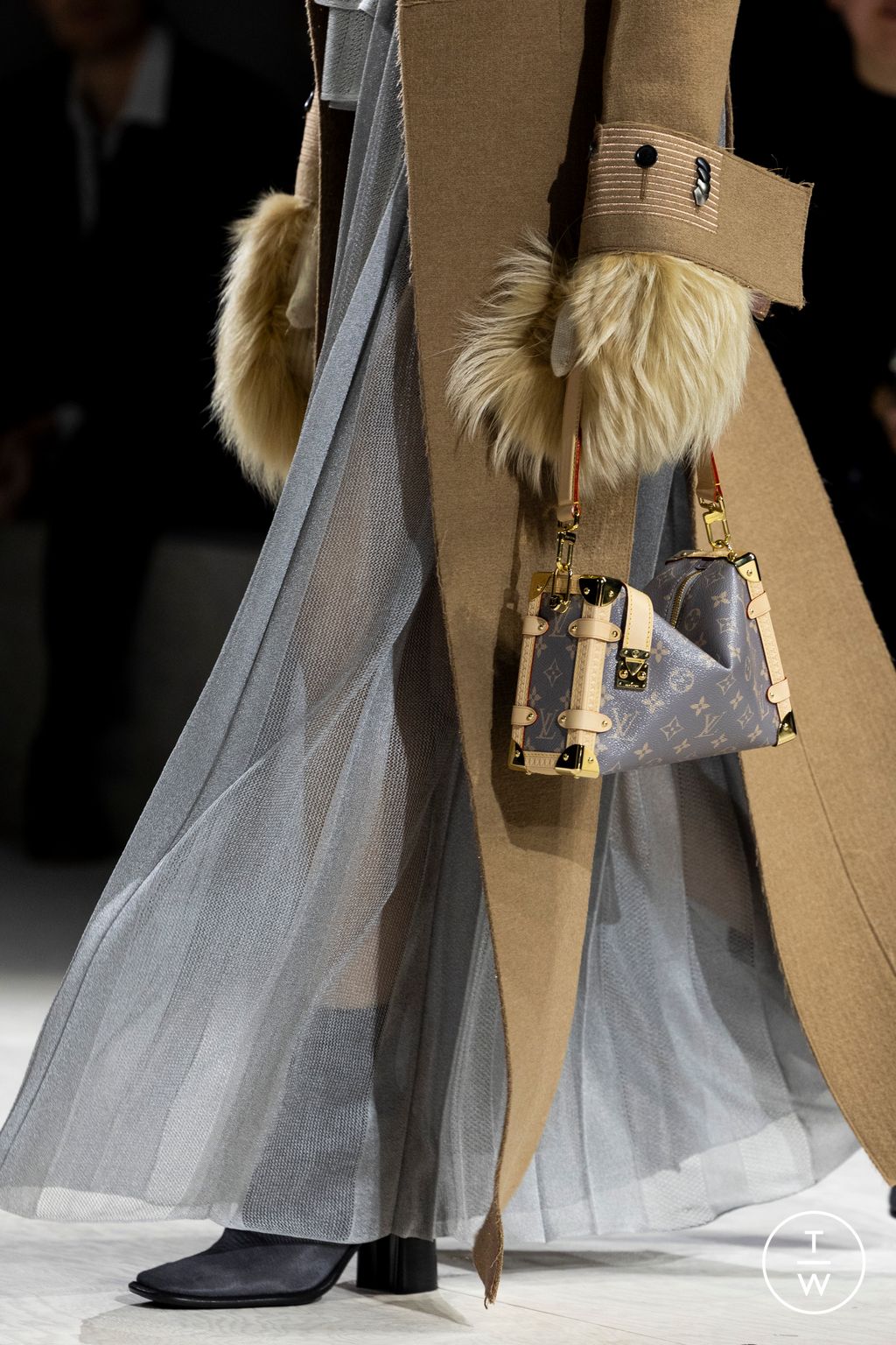 Fashion Week Paris Fall/Winter 2024 look 35 de la collection Louis Vuitton womenswear accessories