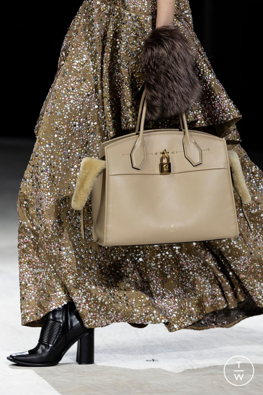 Fashion Week Paris Fall/Winter 2024 look 36 from the Louis Vuitton collection womenswear accessories