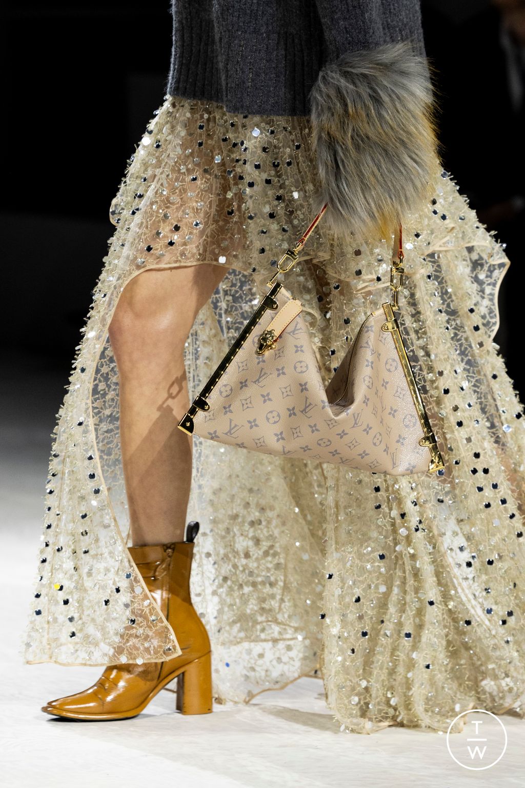 Fashion Week Paris Fall/Winter 2024 look 38 from the Louis Vuitton collection 女装配饰