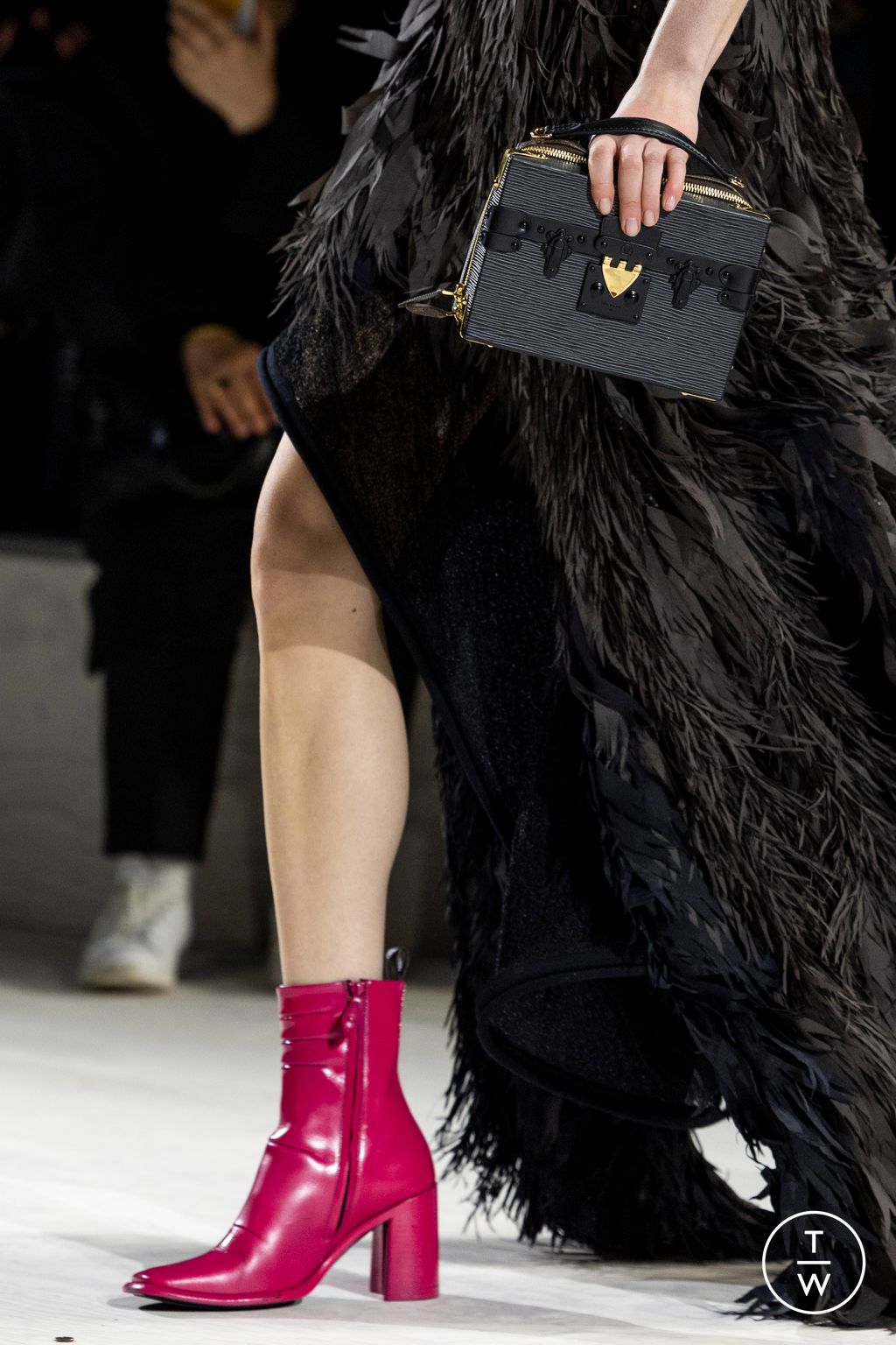 Fashion Week Paris Fall/Winter 2024 look 42 from the Louis Vuitton collection womenswear accessories