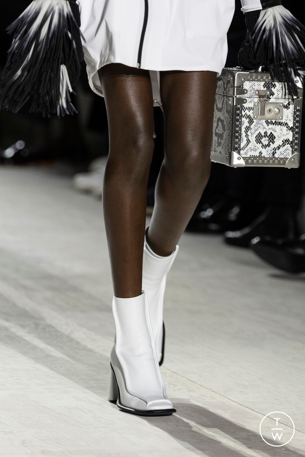 Fashion Week Paris Fall/Winter 2024 look 44 from the Louis Vuitton collection womenswear accessories