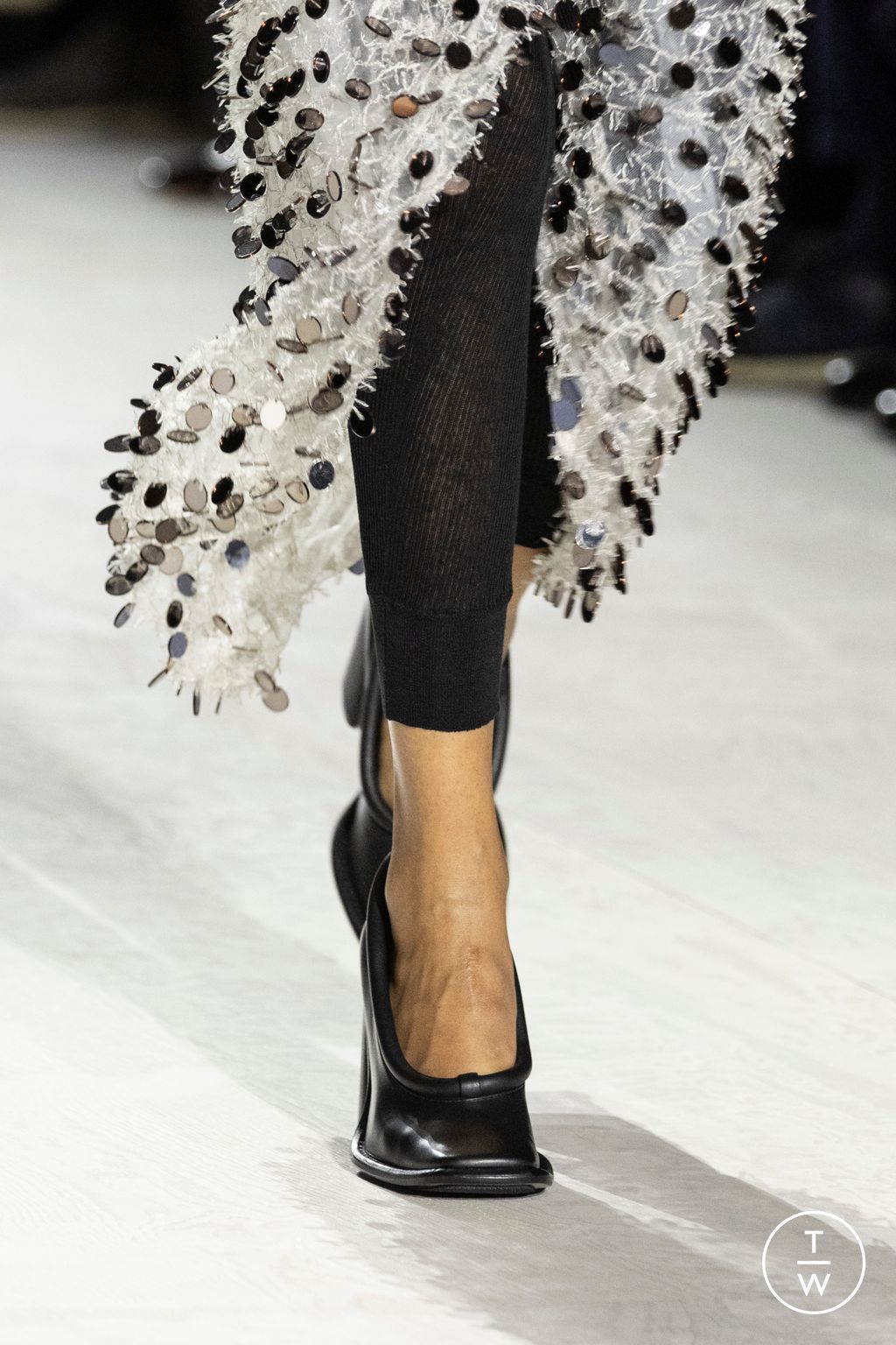 Fashion Week Paris Fall/Winter 2024 look 46 from the Louis Vuitton collection womenswear accessories