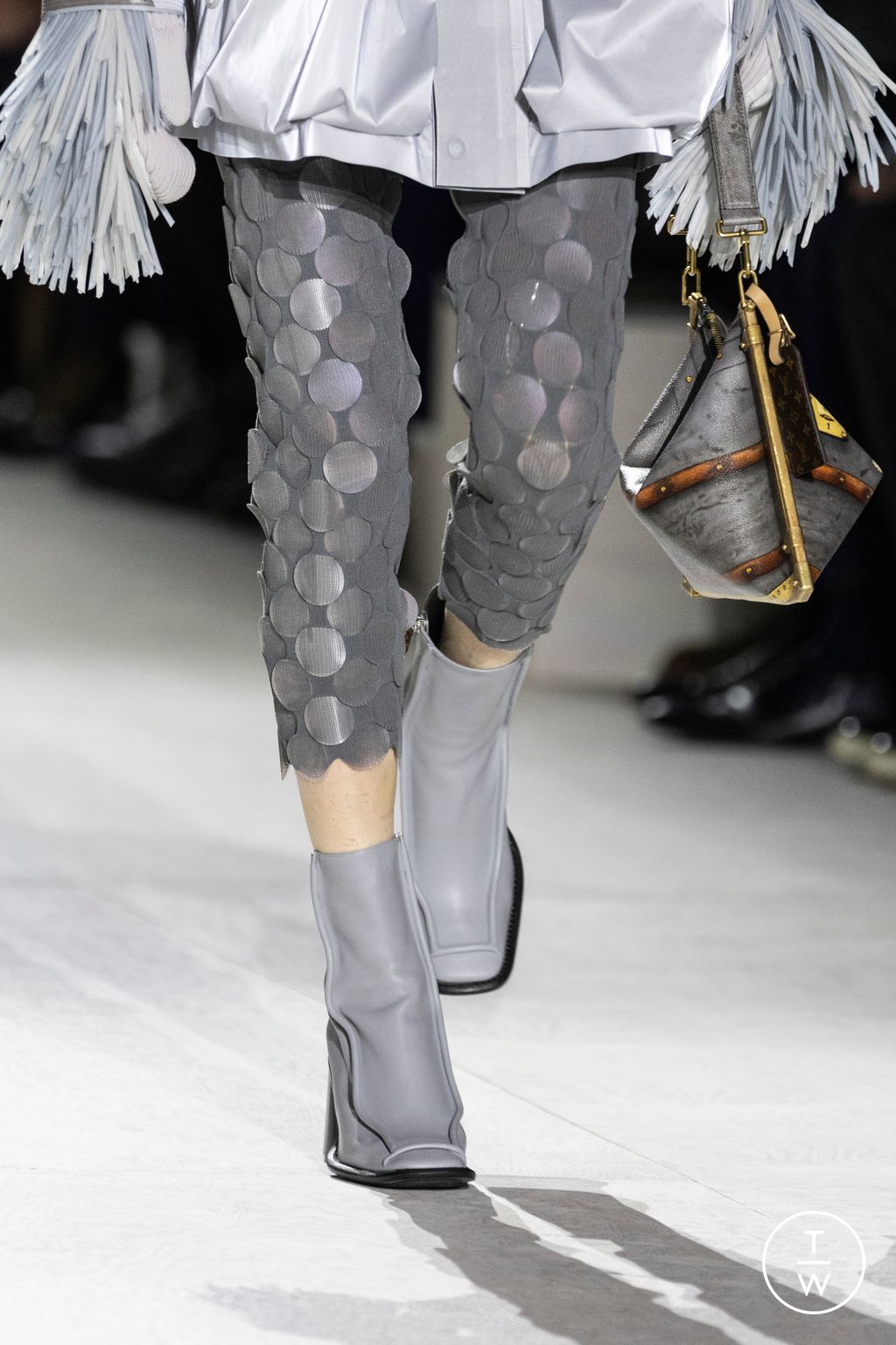 Fashion Week Paris Fall/Winter 2024 look 48 from the Louis Vuitton collection 女装配饰