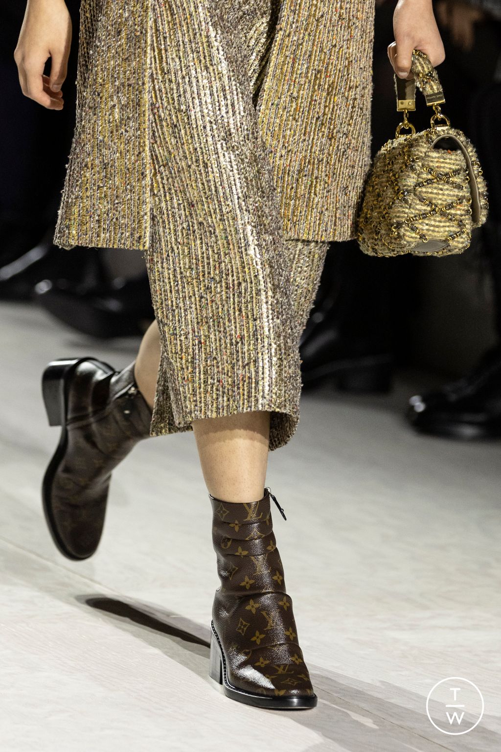 Fashion Week Paris Fall/Winter 2024 look 58 from the Louis Vuitton collection womenswear accessories