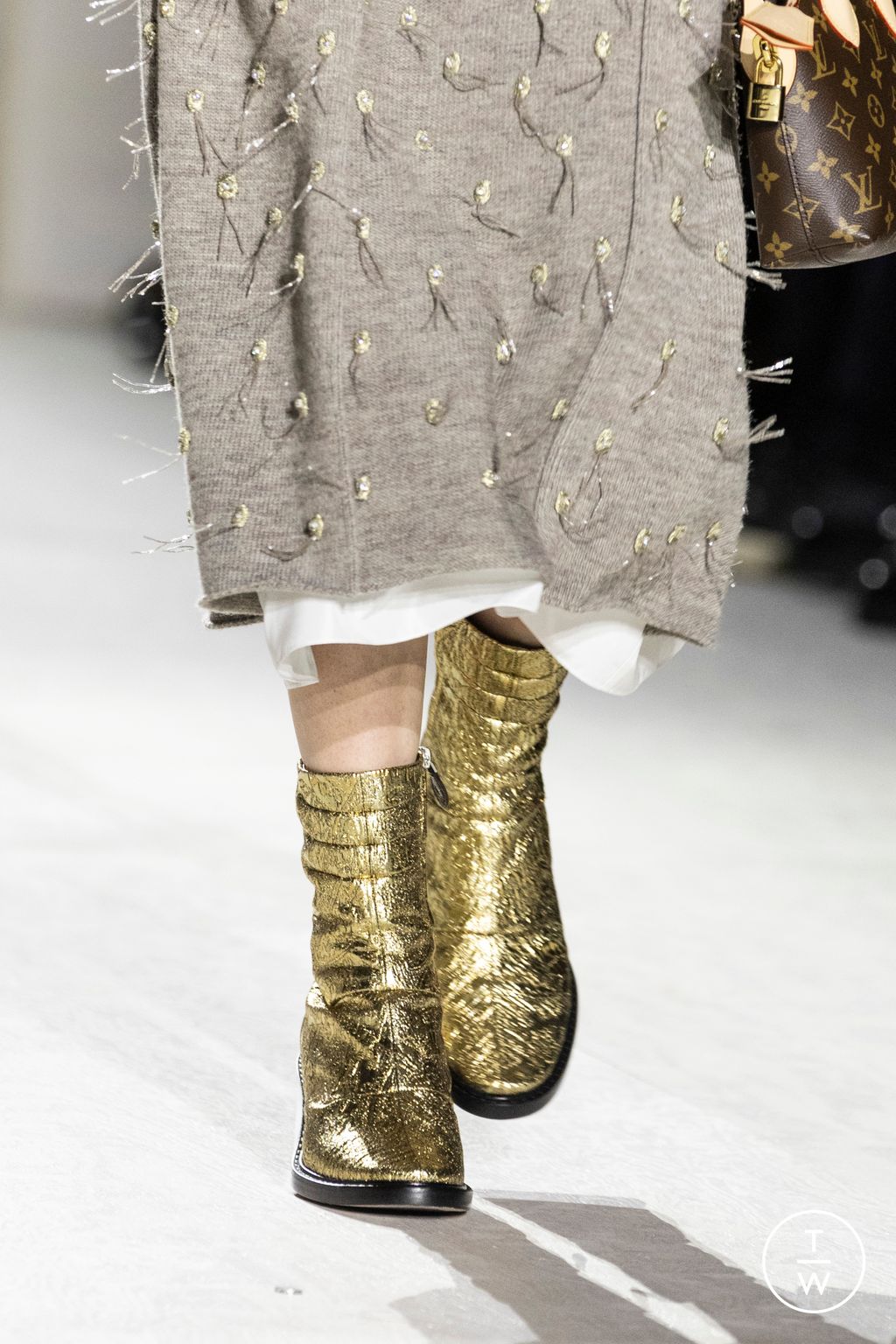 Fashion Week Paris Fall/Winter 2024 look 60 from the Louis Vuitton collection womenswear accessories