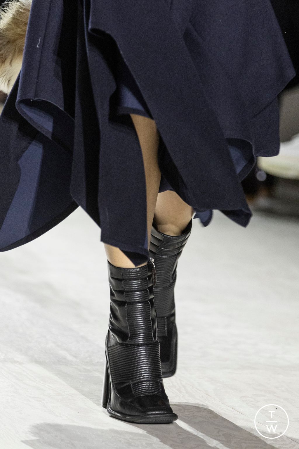 Fashion Week Paris Fall/Winter 2024 look 62 from the Louis Vuitton collection womenswear accessories