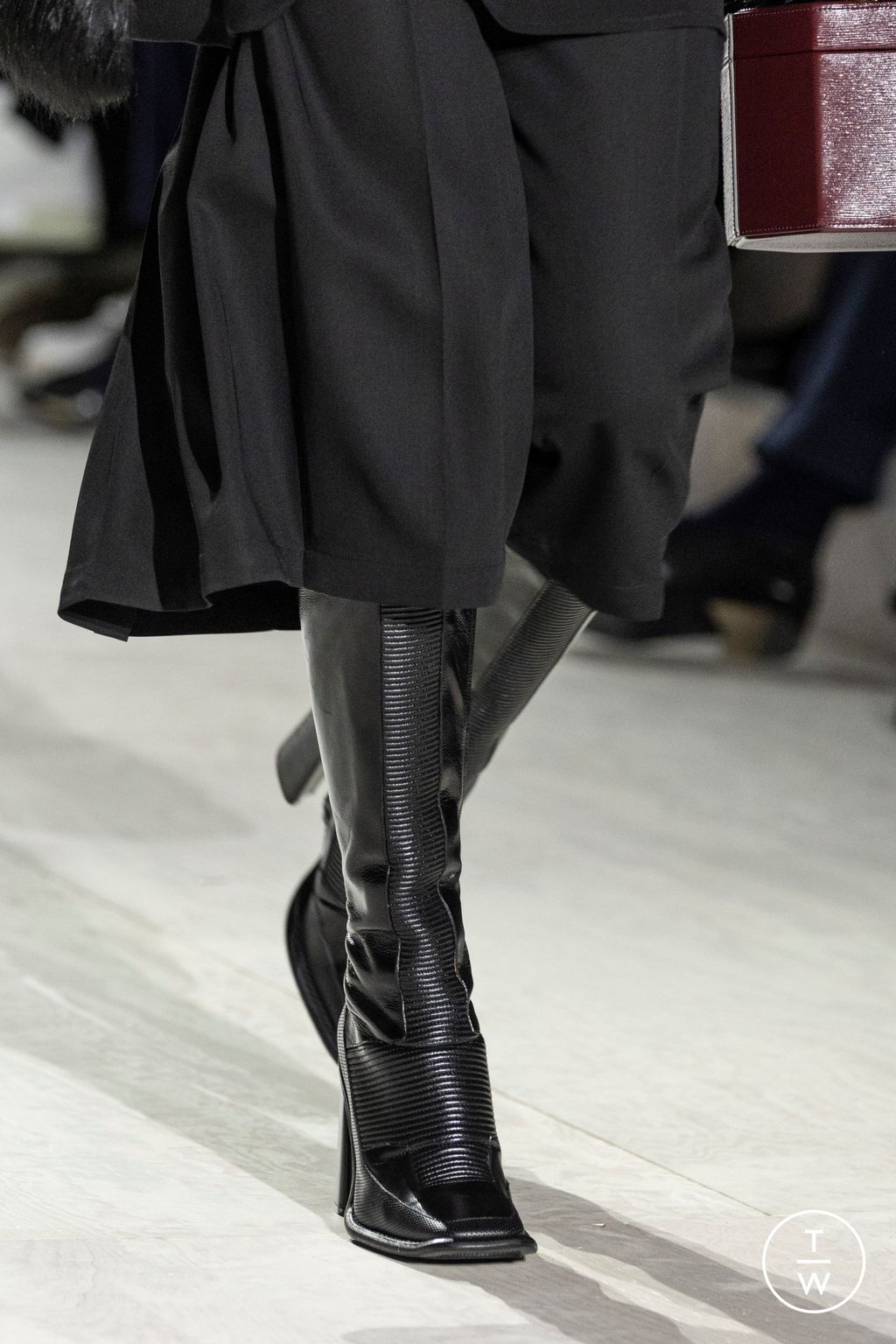 Fashion Week Paris Fall/Winter 2024 look 64 de la collection Louis Vuitton womenswear accessories
