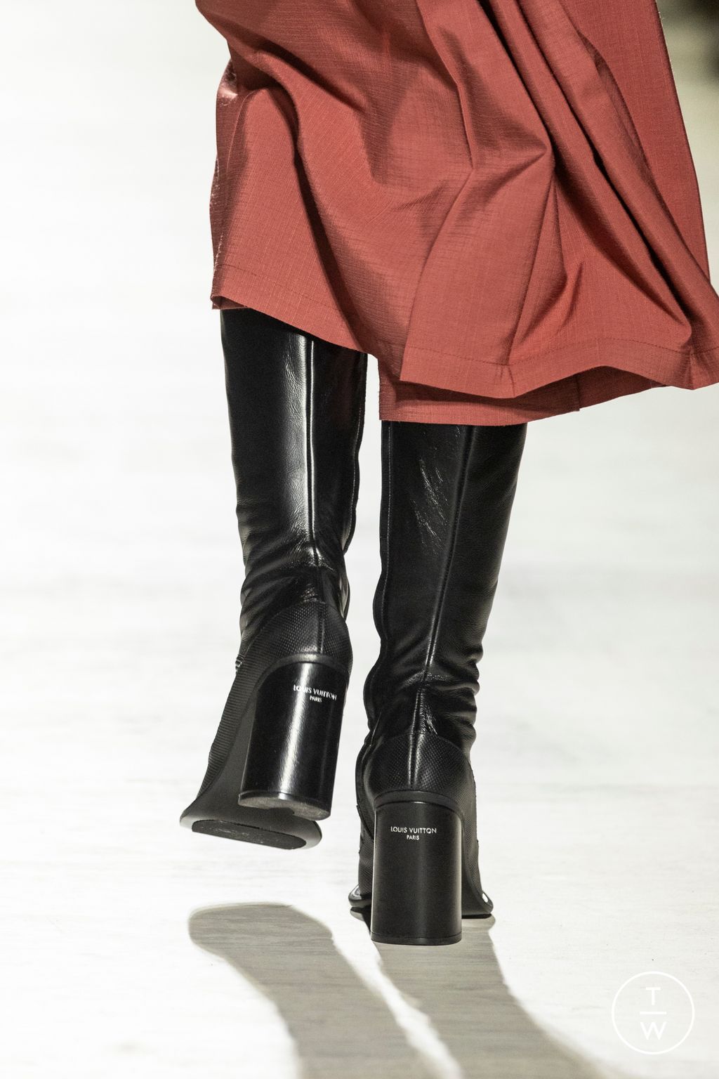 Fashion Week Paris Fall/Winter 2024 look 65 from the Louis Vuitton collection womenswear accessories