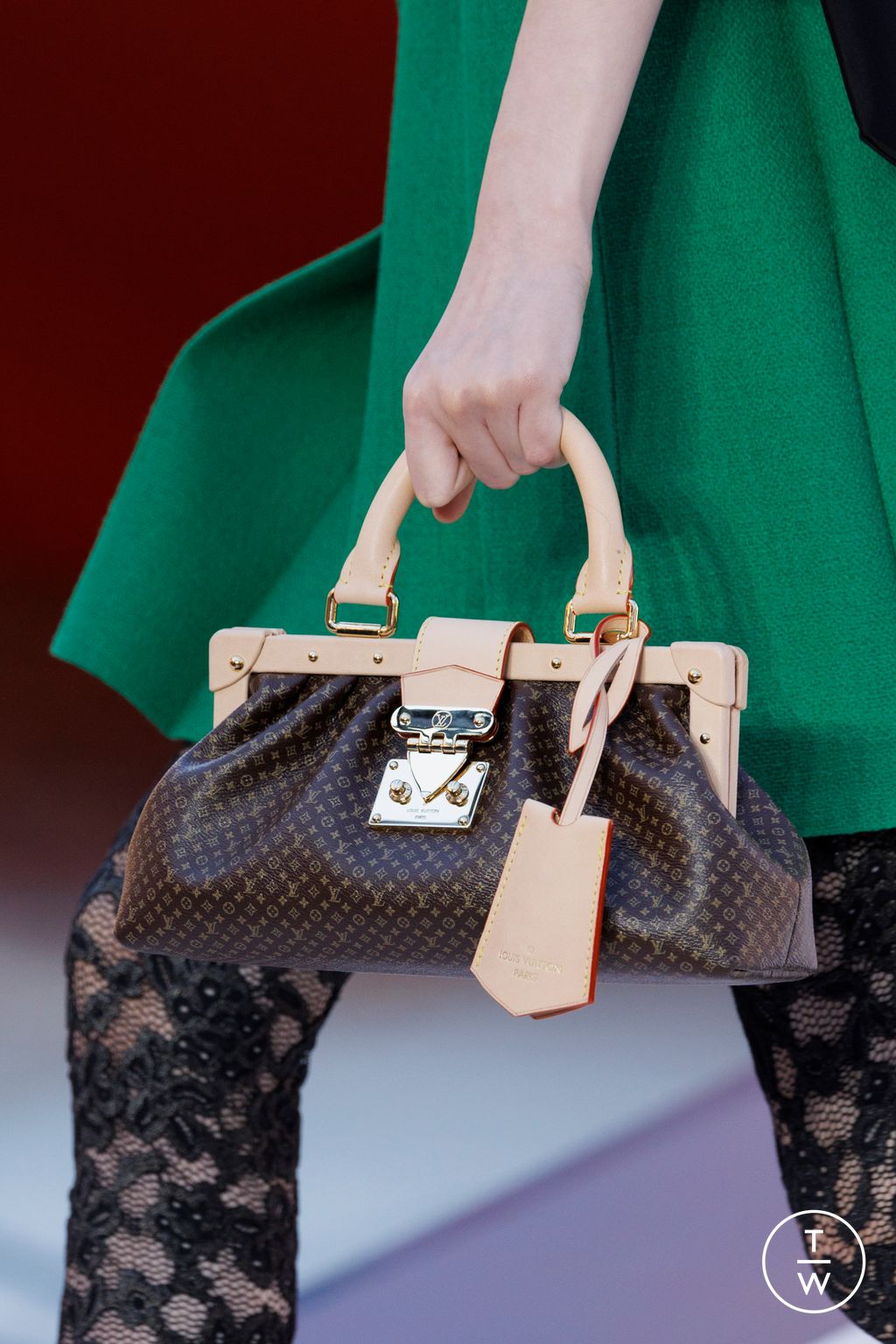 Fashion Week Paris Spring/Summer 2023 look 15 de la collection Louis Vuitton womenswear accessories
