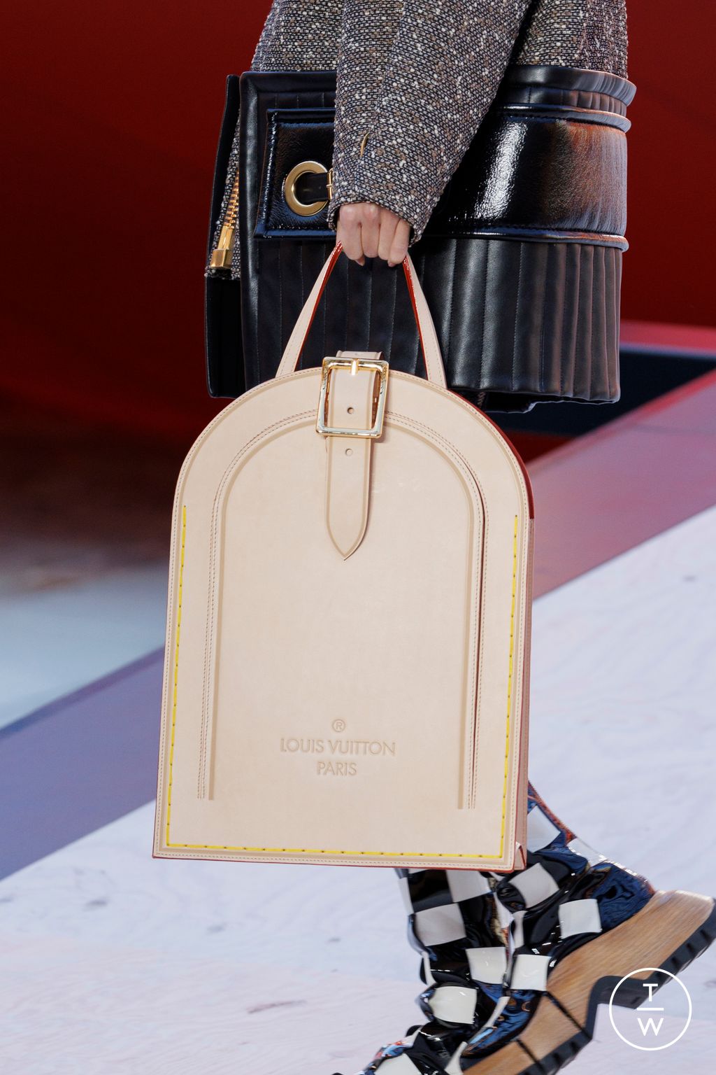 Fashion Week Paris Spring/Summer 2023 look 20 from the Louis Vuitton collection 女装配饰