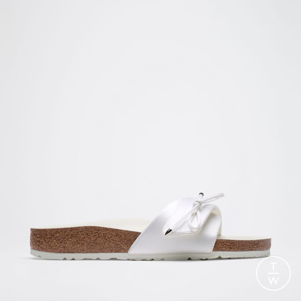 Fashion Week Paris Spring/Summer 2026 look 5 from the Birkenstock 1774 collection 女装配饰