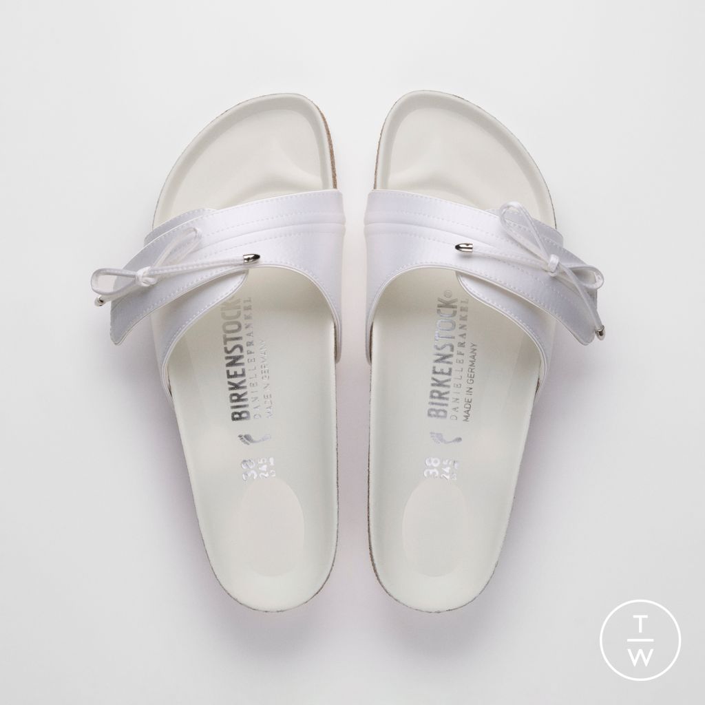 Fashion Week Paris Spring/Summer 2026 look 6 de la collection Birkenstock 1774 womenswear accessories