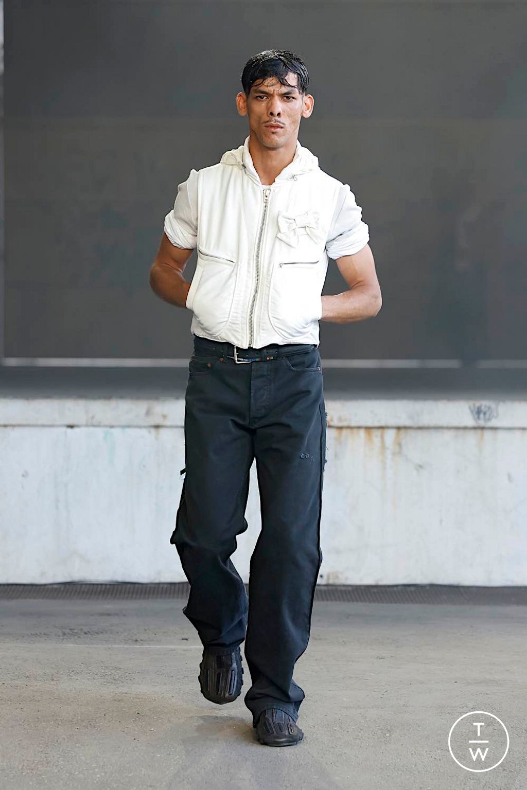 Fashion Week Milan Spring/Summer 2025 look 30 de la collection Magliano menswear