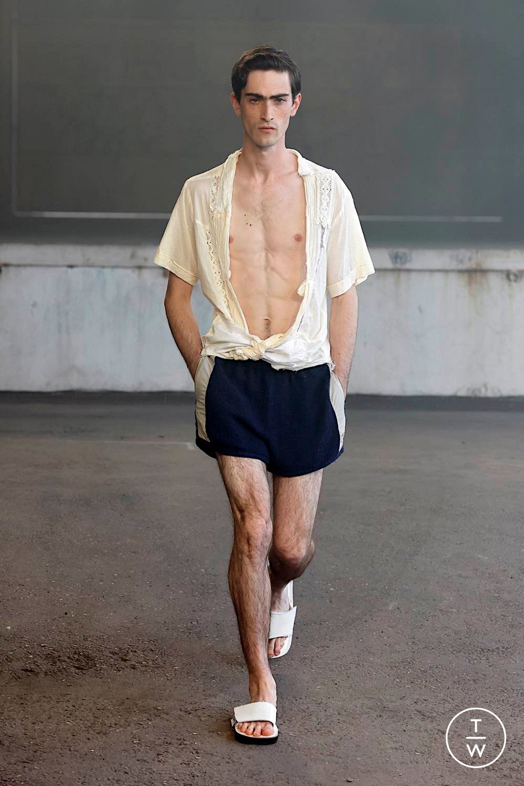 Fashion Week Milan Spring/Summer 2025 look 32 from the Magliano collection menswear
