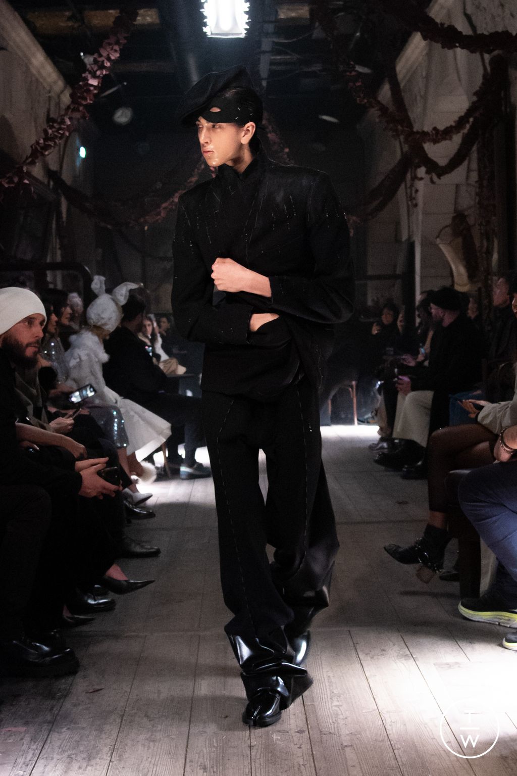 Fashion Week Paris Spring/Summer 2024 look 32 from the Maison Margiela collection couture