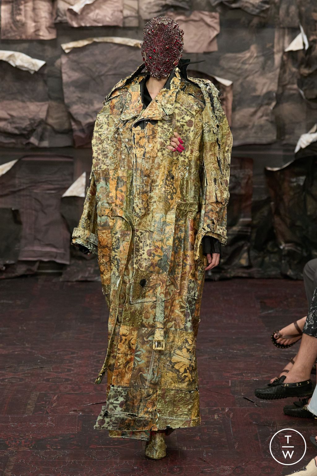 Fashion Week Paris Fall/Winter 2025 look 21 from the Maison Margiela collection couture