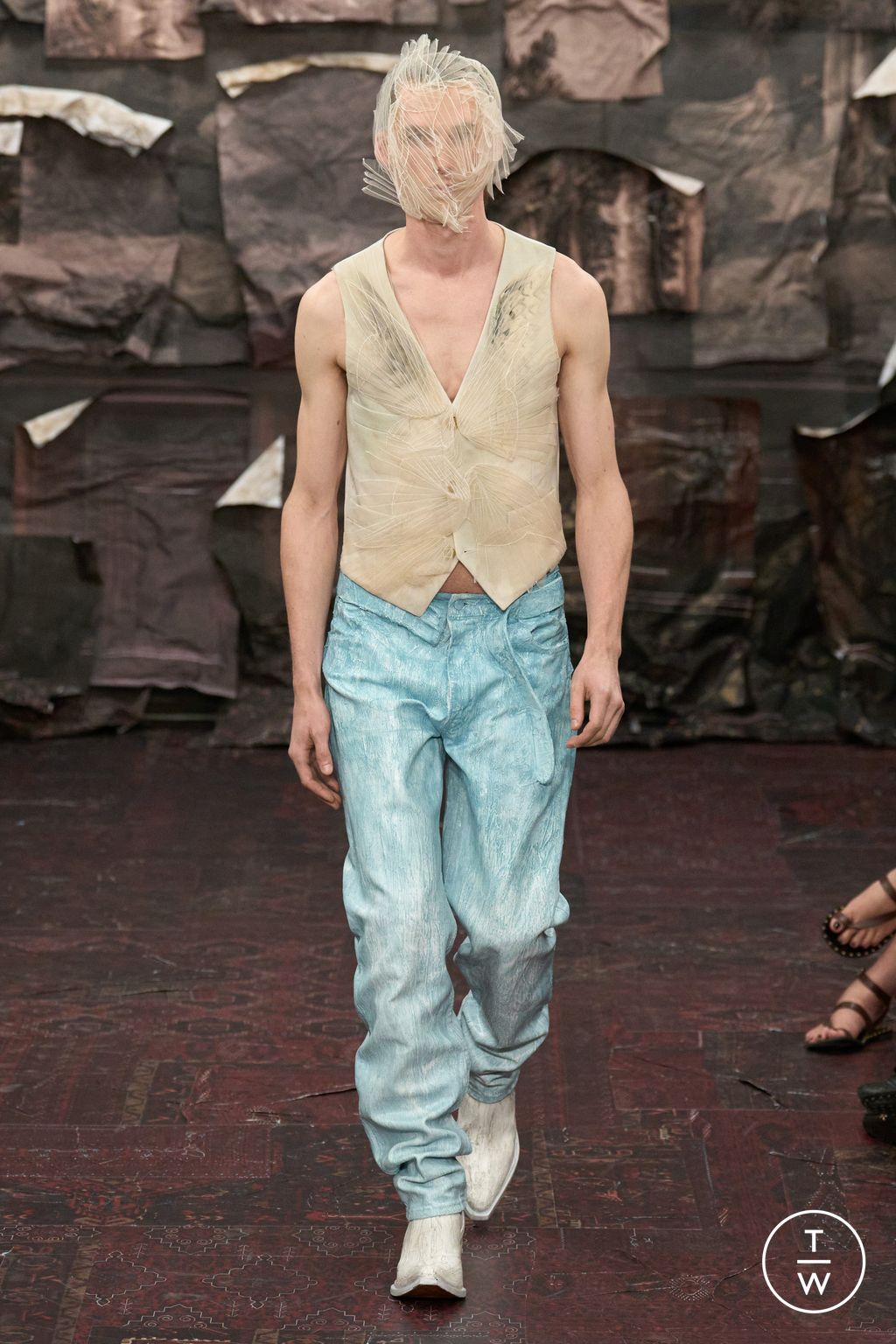 Fashion Week Paris Fall/Winter 2025 look 26 from the Maison Margiela collection couture