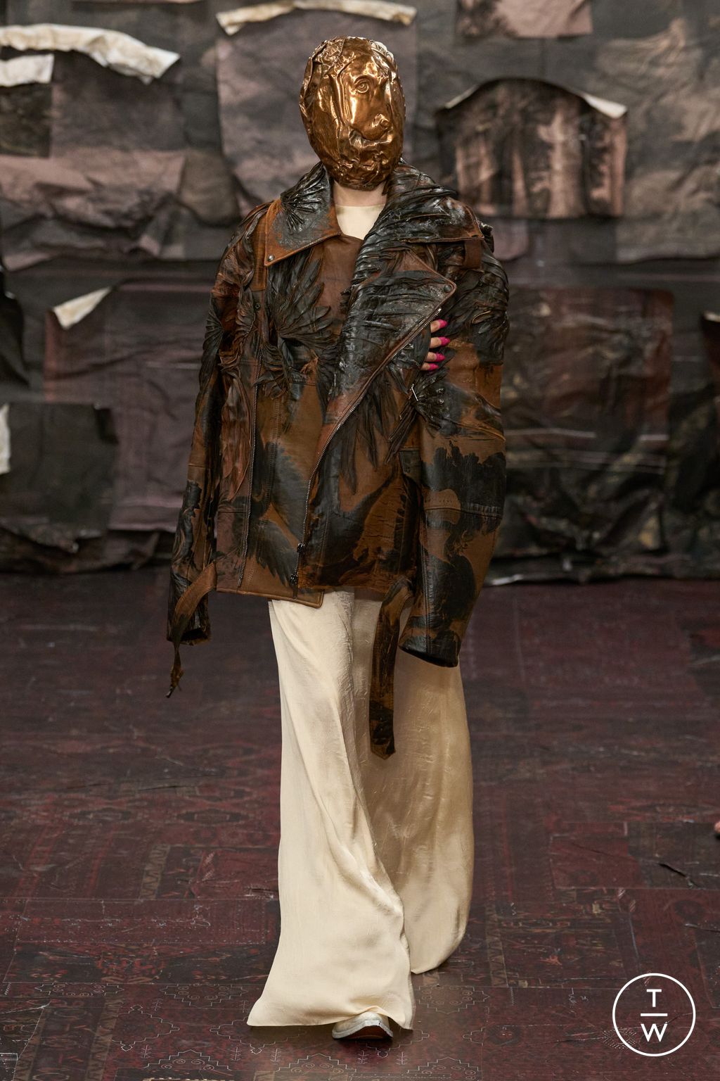 Fashion Week Paris Fall/Winter 2025 look 28 from the Maison Margiela collection couture