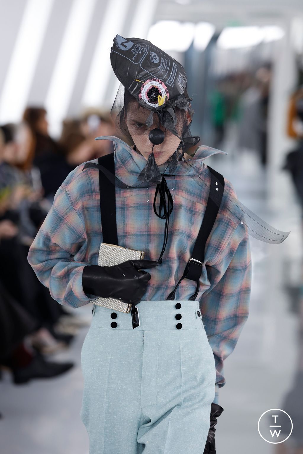 Fashion Week Paris Fall/Winter 2023 look 4 from the Maison Margiela collection menswear accessories