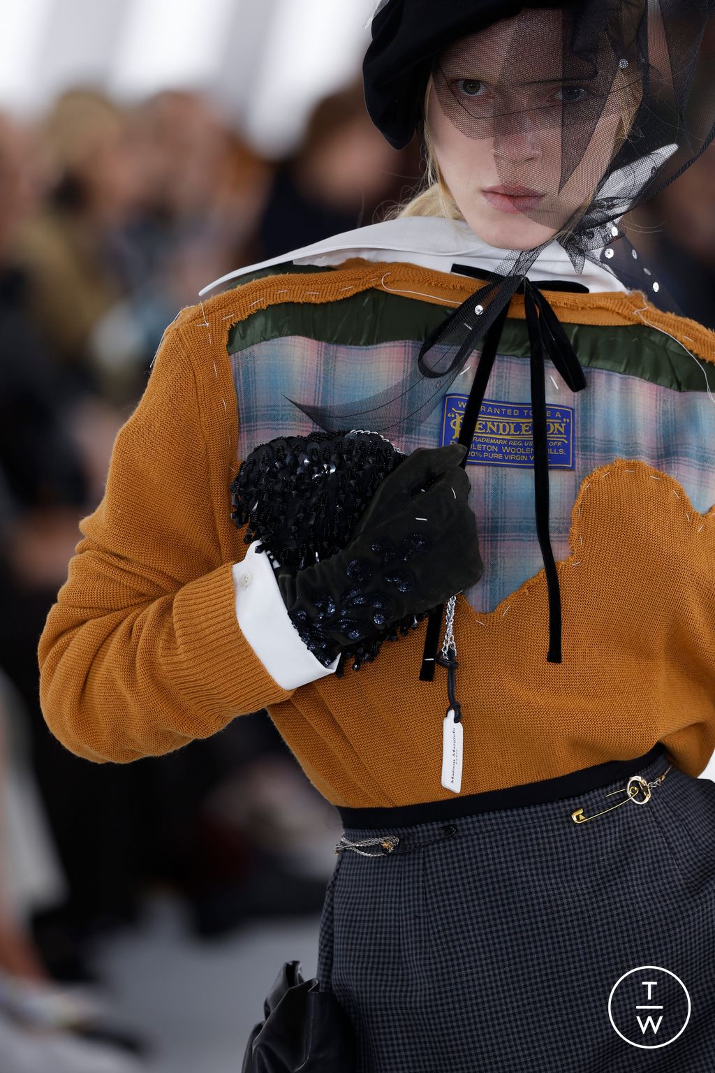 Fashion Week Paris Fall/Winter 2023 look 5 from the Maison Margiela collection menswear accessories
