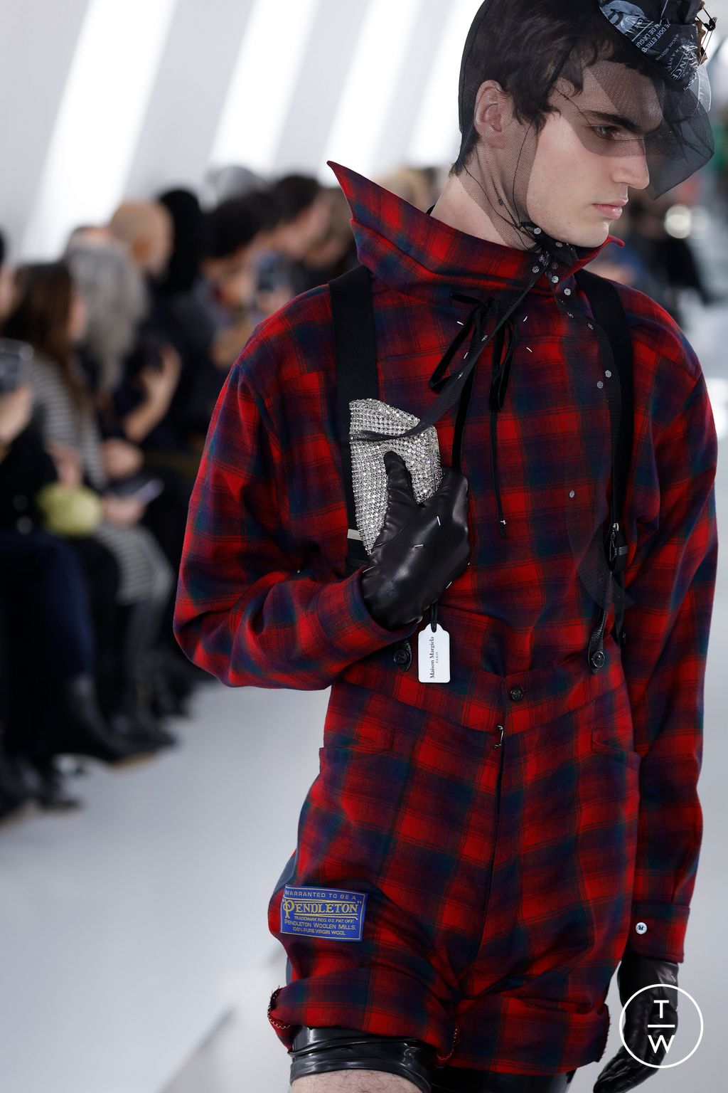 Fashion Week Paris Fall/Winter 2023 look 7 from the Maison Margiela collection menswear accessories