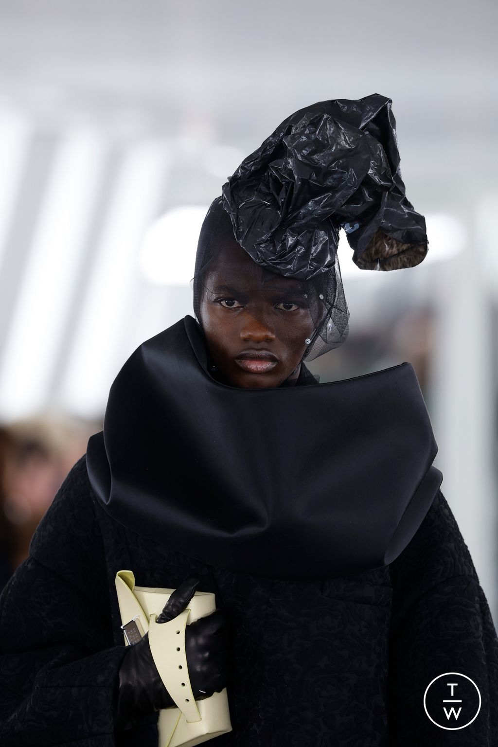 Fashion Week Paris Fall/Winter 2023 look 10 de la collection Maison Margiela menswear accessories