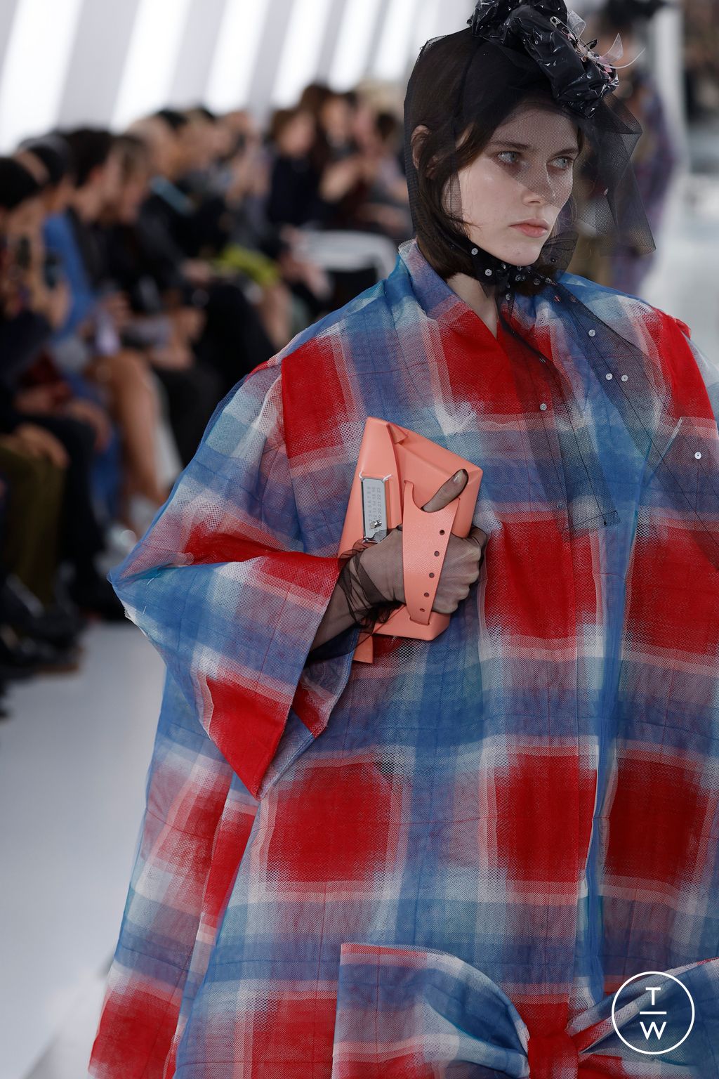 Fashion Week Paris Fall/Winter 2023 look 12 de la collection Maison Margiela menswear accessories