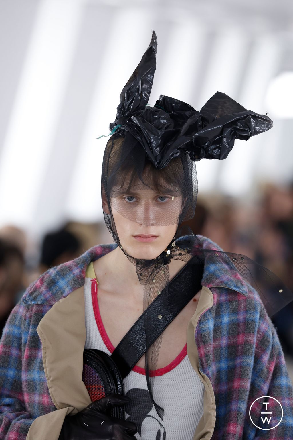 Fashion Week Paris Fall/Winter 2023 look 27 de la collection Maison Margiela menswear accessories